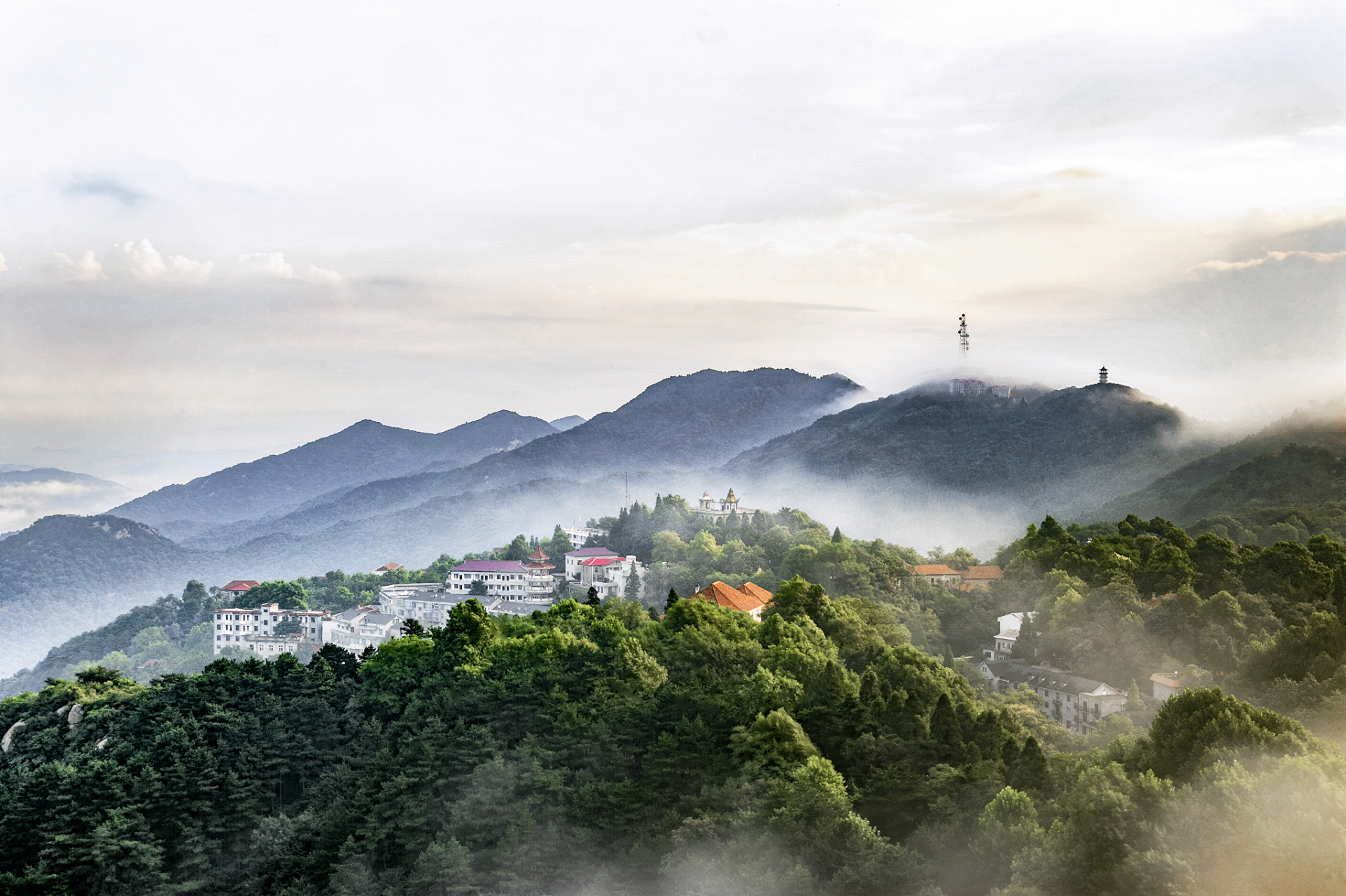 着实神奇,所以这种天气最适合到山里去放风,个人认为梅岭就是一个很