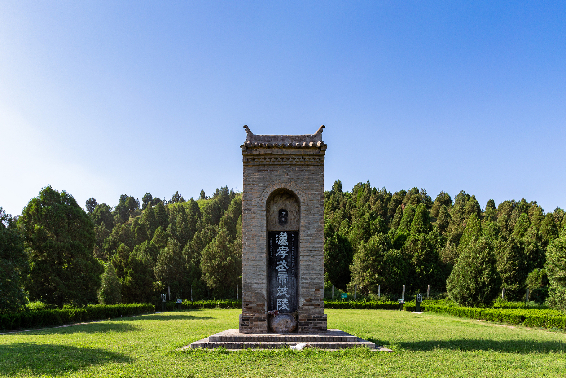 陵区气势雄伟壮观,最引人注目的是朱雀门外的石人
