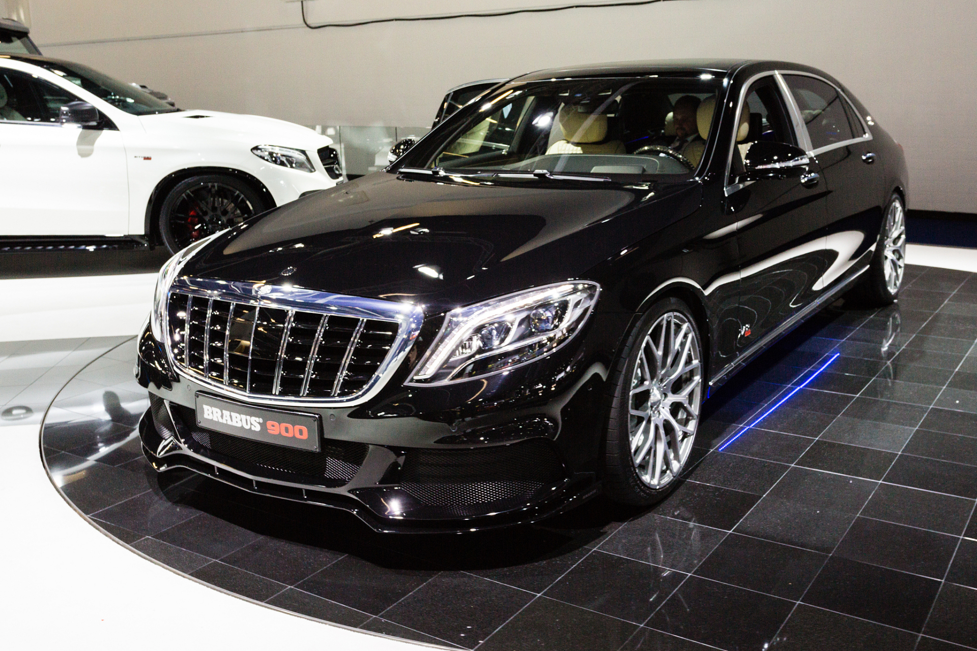 男子开迈巴赫加油站逃单,加油站负责人:加了200块钱的油,是个惯犯!