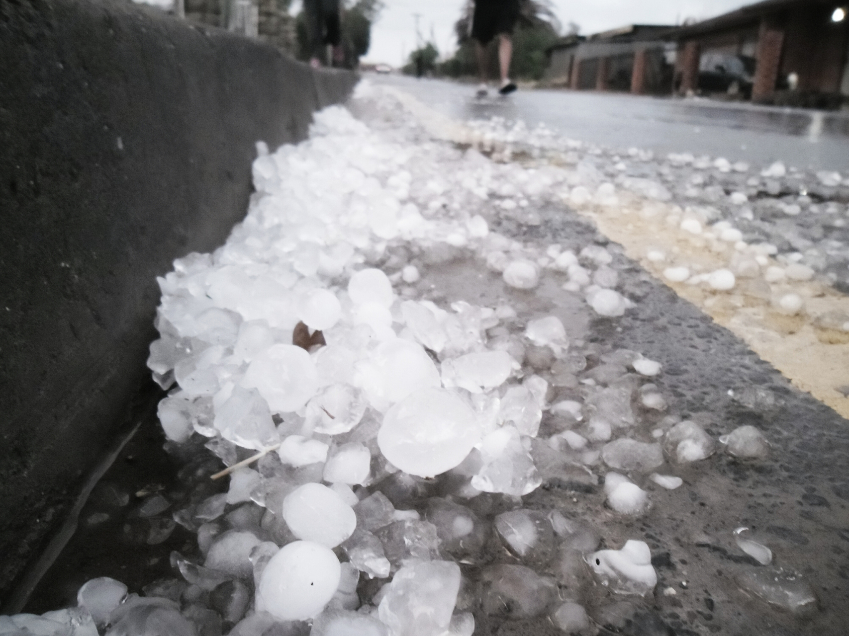 河北保定,一场罕见的冰雹灾害犹如天降炮弹,瞬间将城市笼罩在冰雪之中