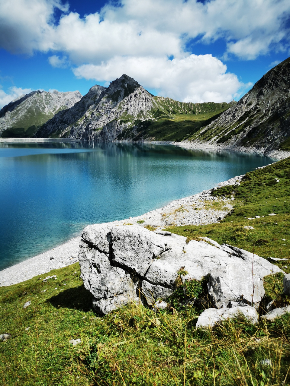 作为中国五大内陆湖之一,那拉提雪岭湖是中国西部最大的高山湖泊忠换