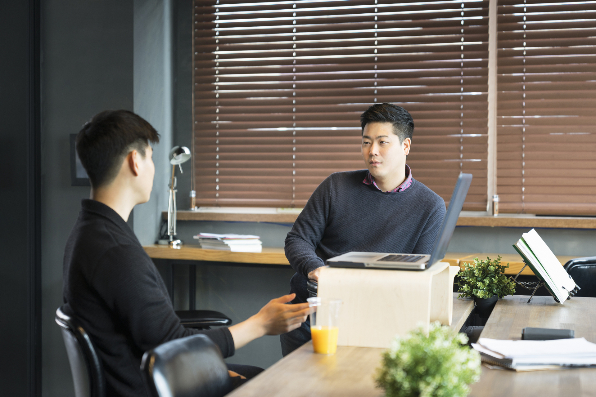 性格偏内向, 不爱争抢的人 只适合干坐办公室的那种公务员工作, 可惜