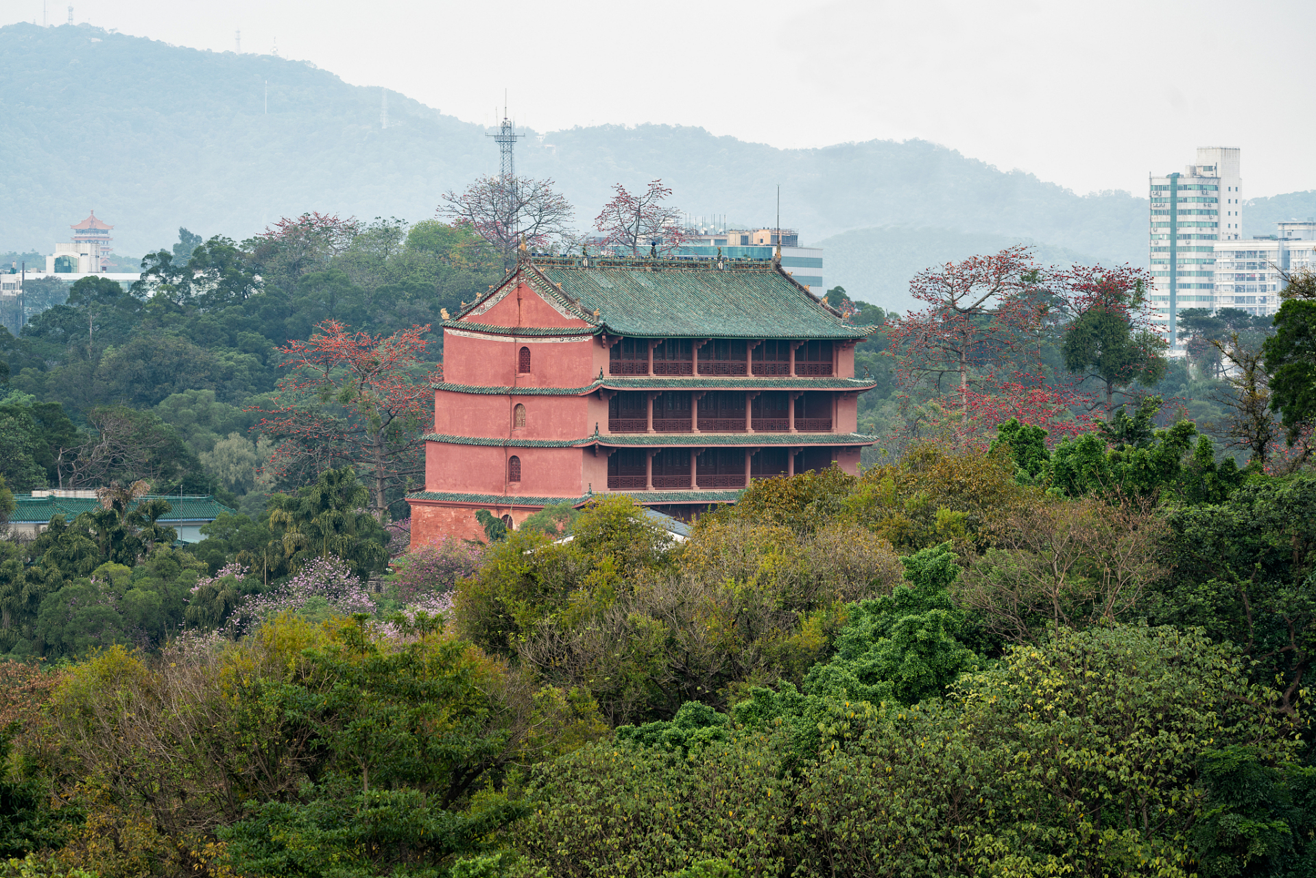 越秀山是广州的一座历史文化名山,拥有众多古迹和风景名胜.