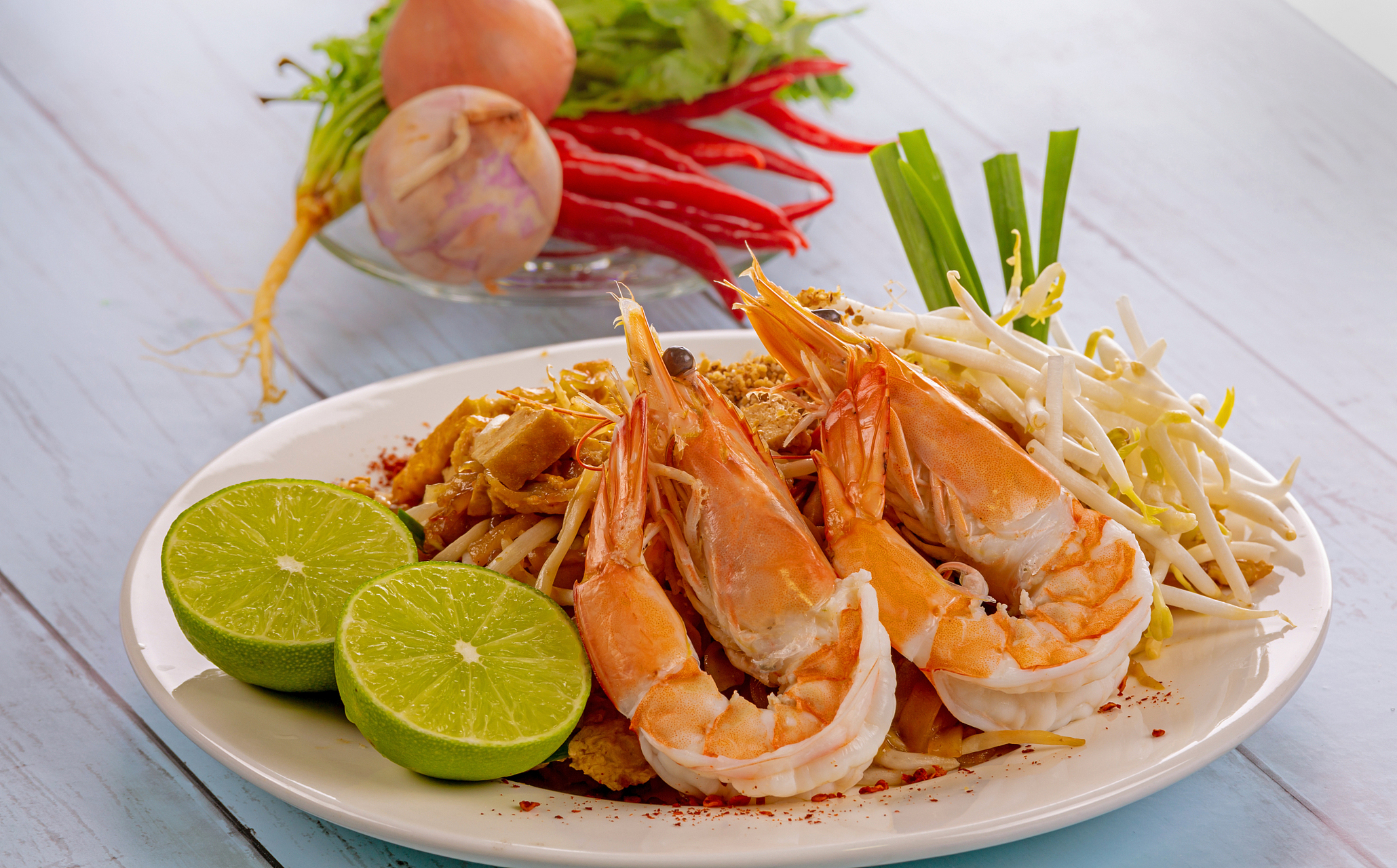 泰式柠檬虾:清新可口的夏日美食 将新鲜的虾仁与辣椒,蒜泥,柠檬汁和