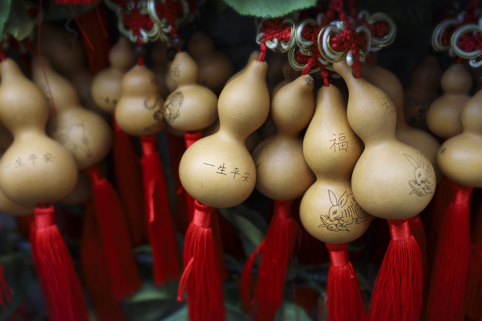 济南葫芦雕刻艺术是在天然葫芦材料上进行雕刻的民间艺术形式,其主要