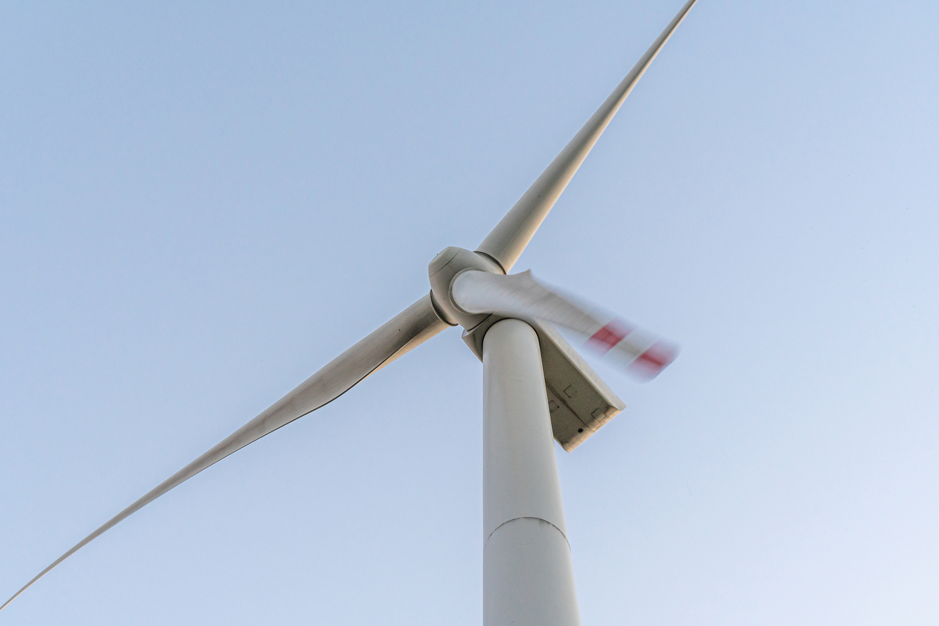 风能技术在汽车行业的应用包括车载风力发电机,风能与电动汽车的结合