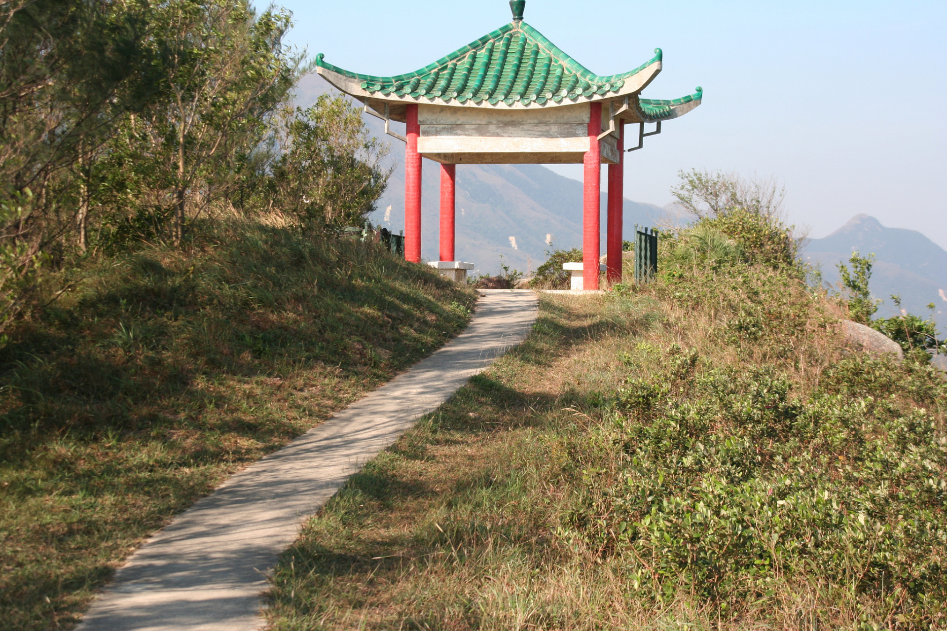 云峰山风景区:作为莱州市的人气景点,云峰山以其秀丽的山水风光和