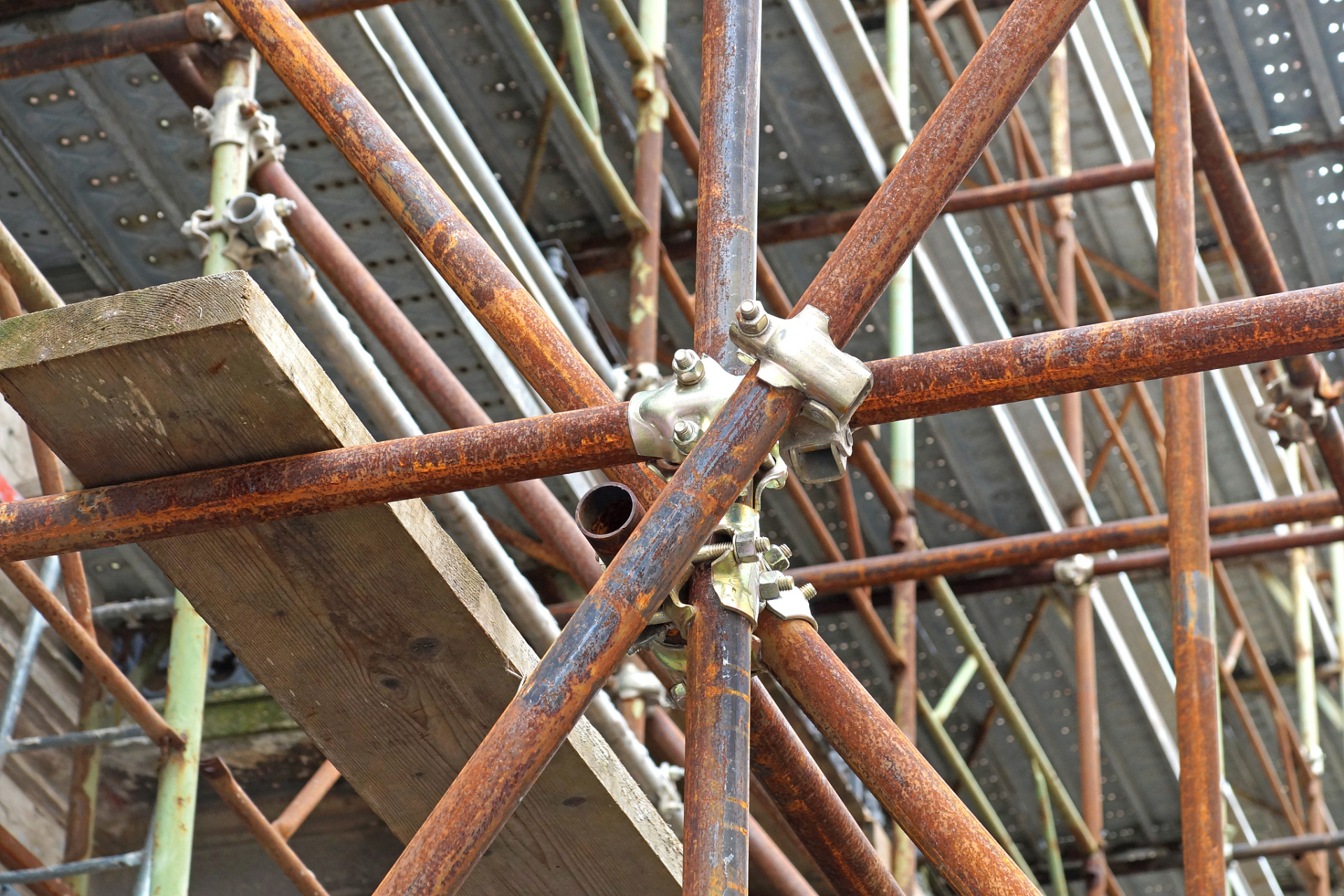 扣件式钢管脚手架搭设安全技术交底内容: 1.