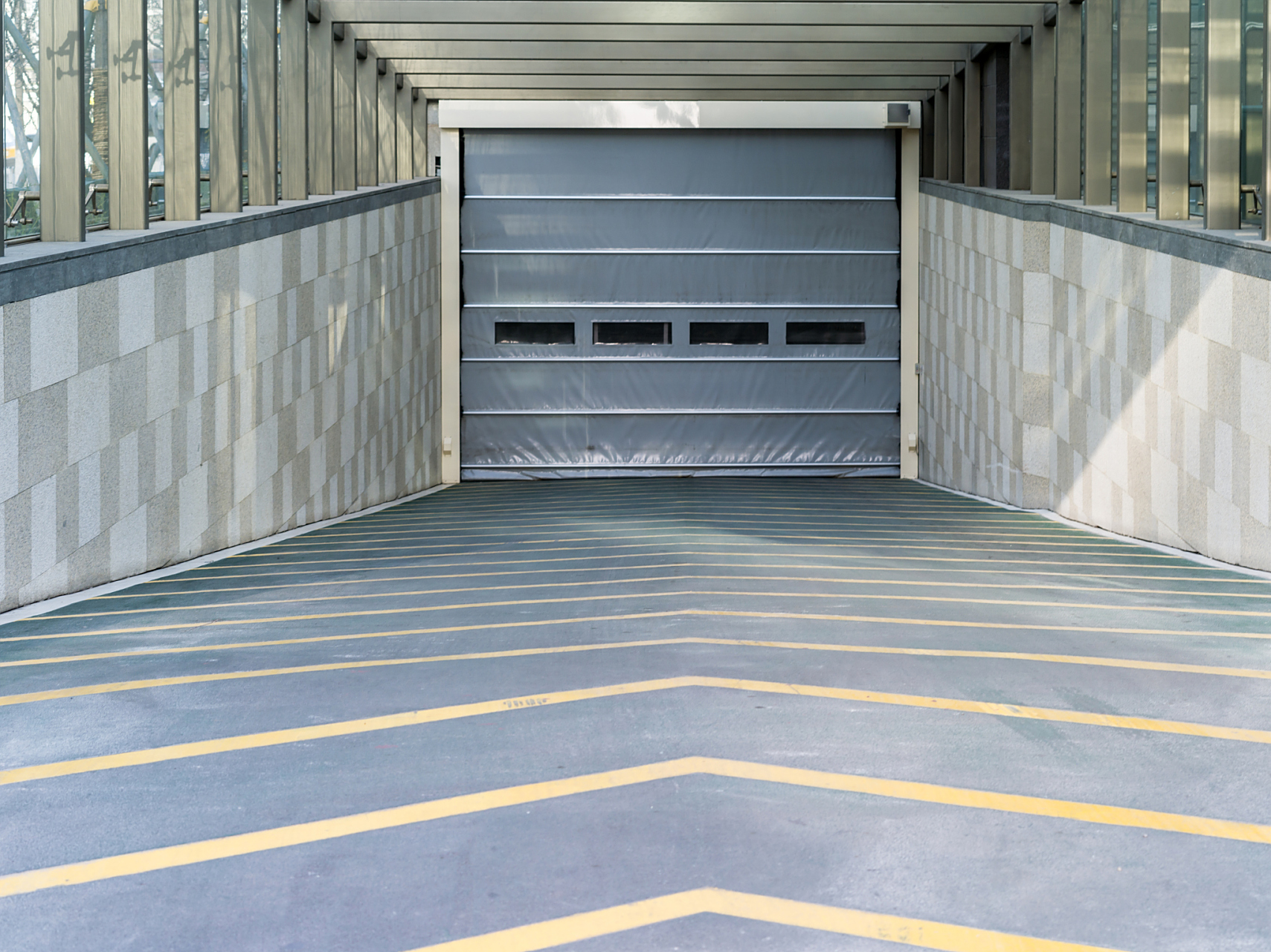 男子欠债330万拒不偿还,车库惊现满屋白酒与珠宝  哎呀,各位老铁们,我