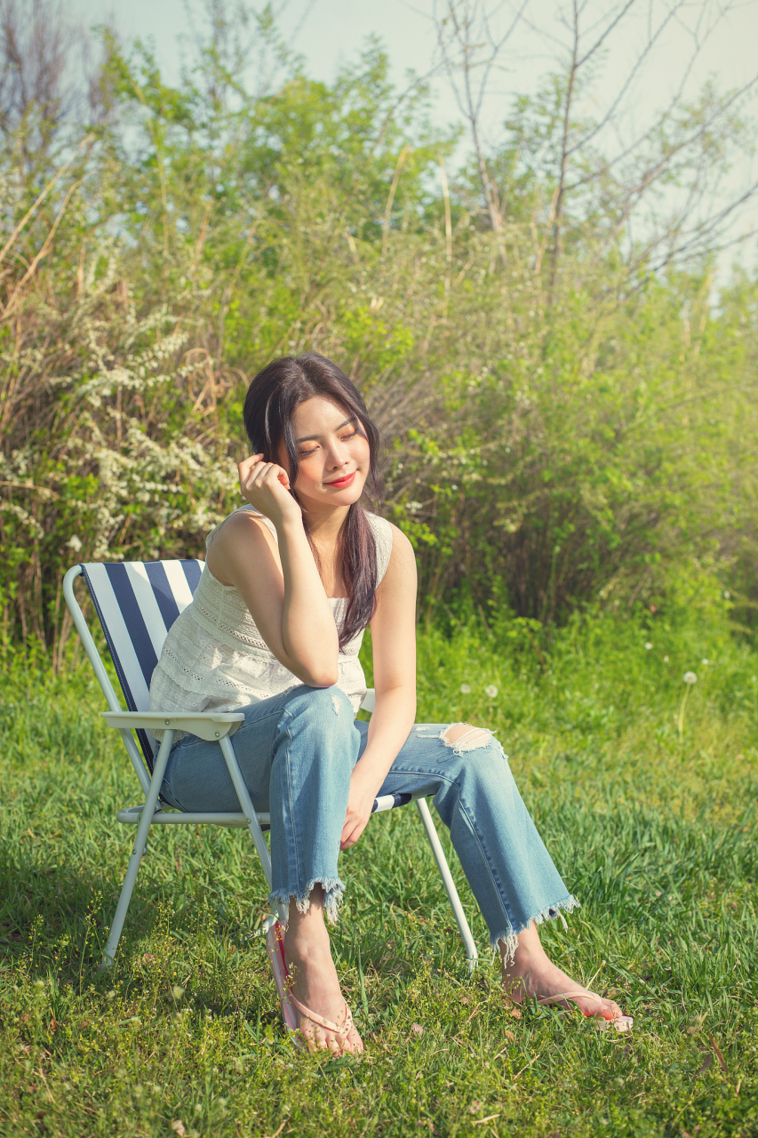 要拍好看的全身照,以下是5个建议的姿势:  1. 自然站立.