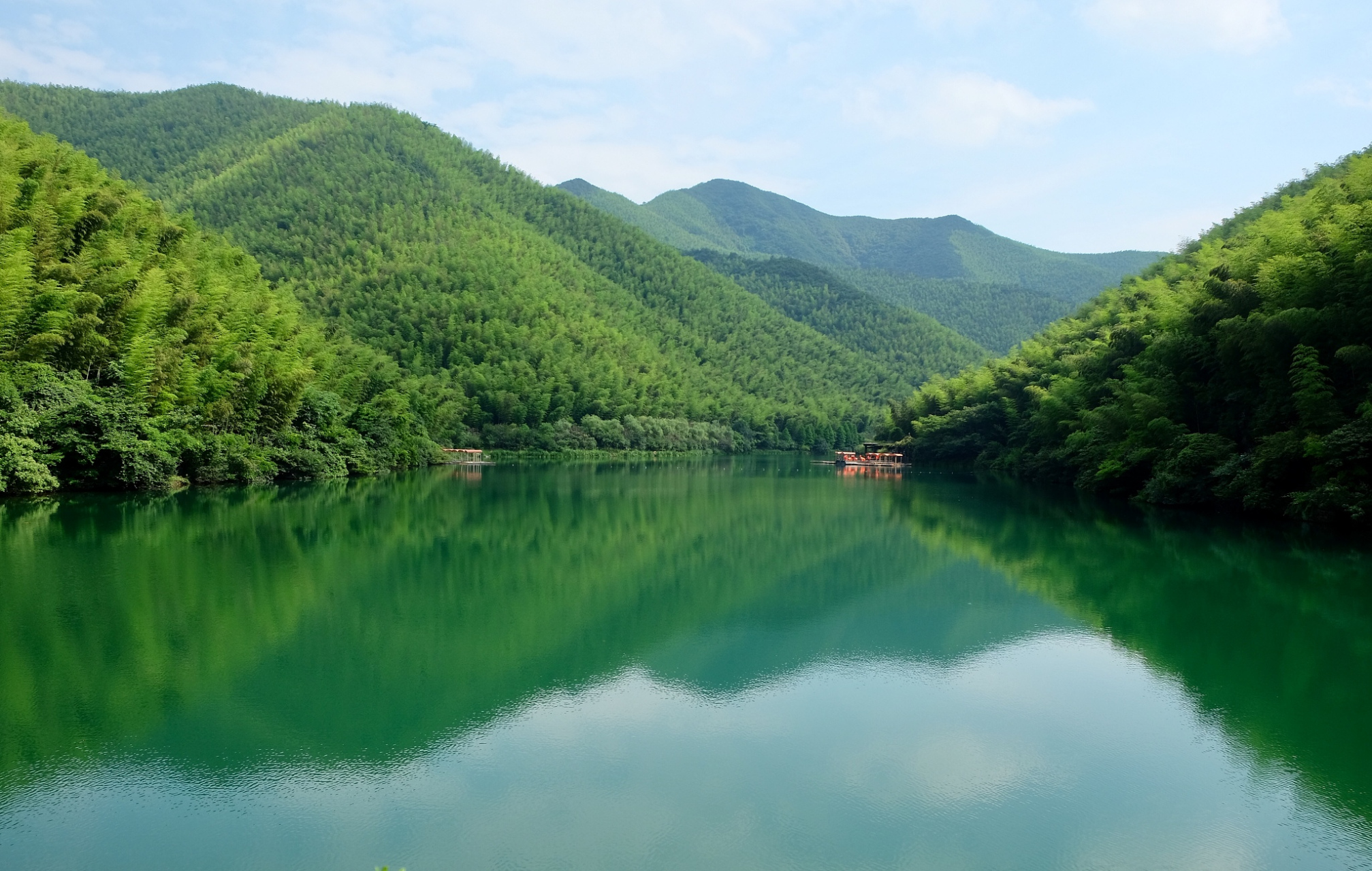 《卧虎藏龙》的外景拍摄地安吉大竹海,依山傍水,竹连山,山连竹,满目