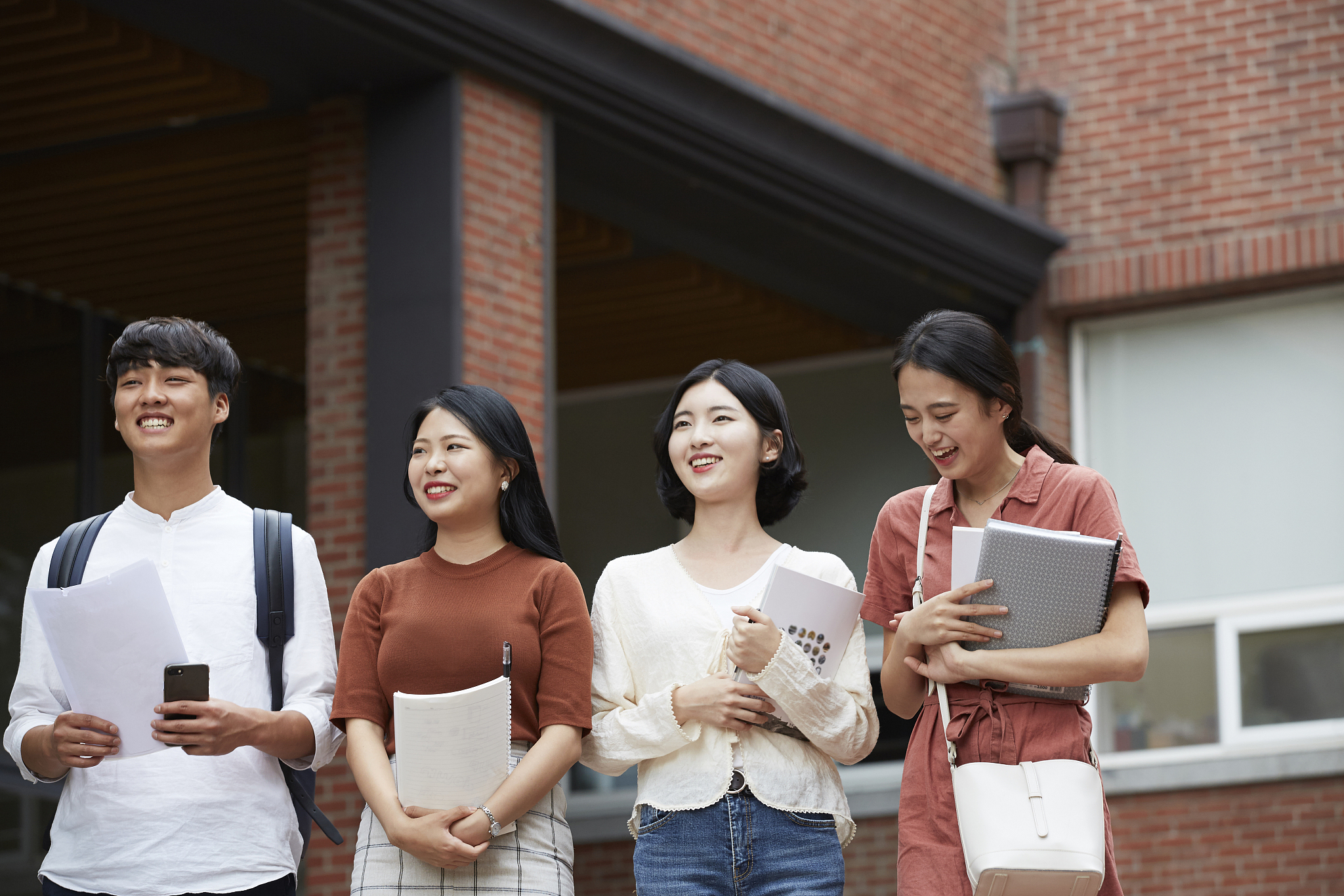 培养专业技能,参与社会实践与志愿服务是大学生的必修课;推动绿色发展