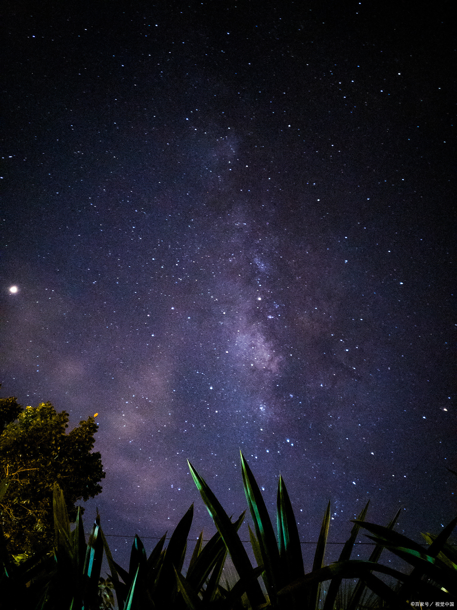 夜幕低垂,银河如练,天空繁星点点,宛如一颗颗晶莹闪烁的钻石,撒落在