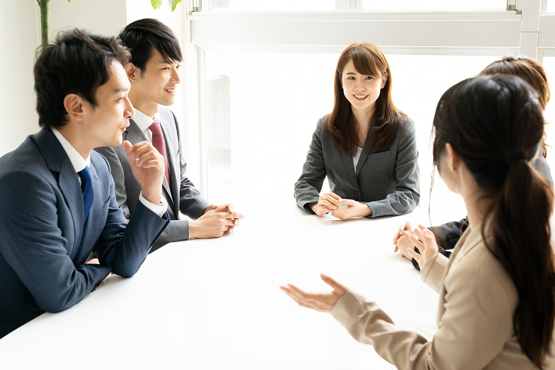 情商高手的沟通秘诀:学会说不同的语言,让人听了就爱上你