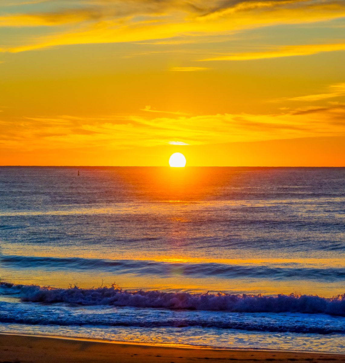 海风轻拂,阳光洒满金色的沙滩,碧波万顷的大海与蓝天白云