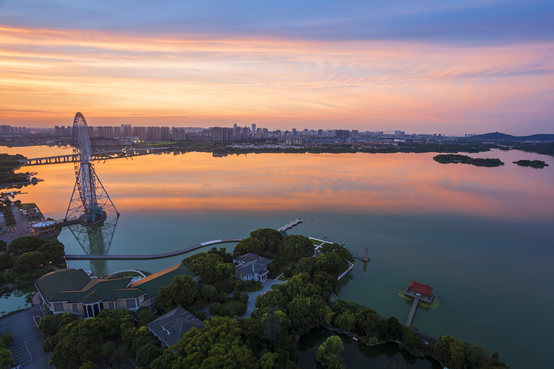 严西湖位于武汉市洪山区东部,水域面积2万亩,湖岸线66公里,有99个湖汊