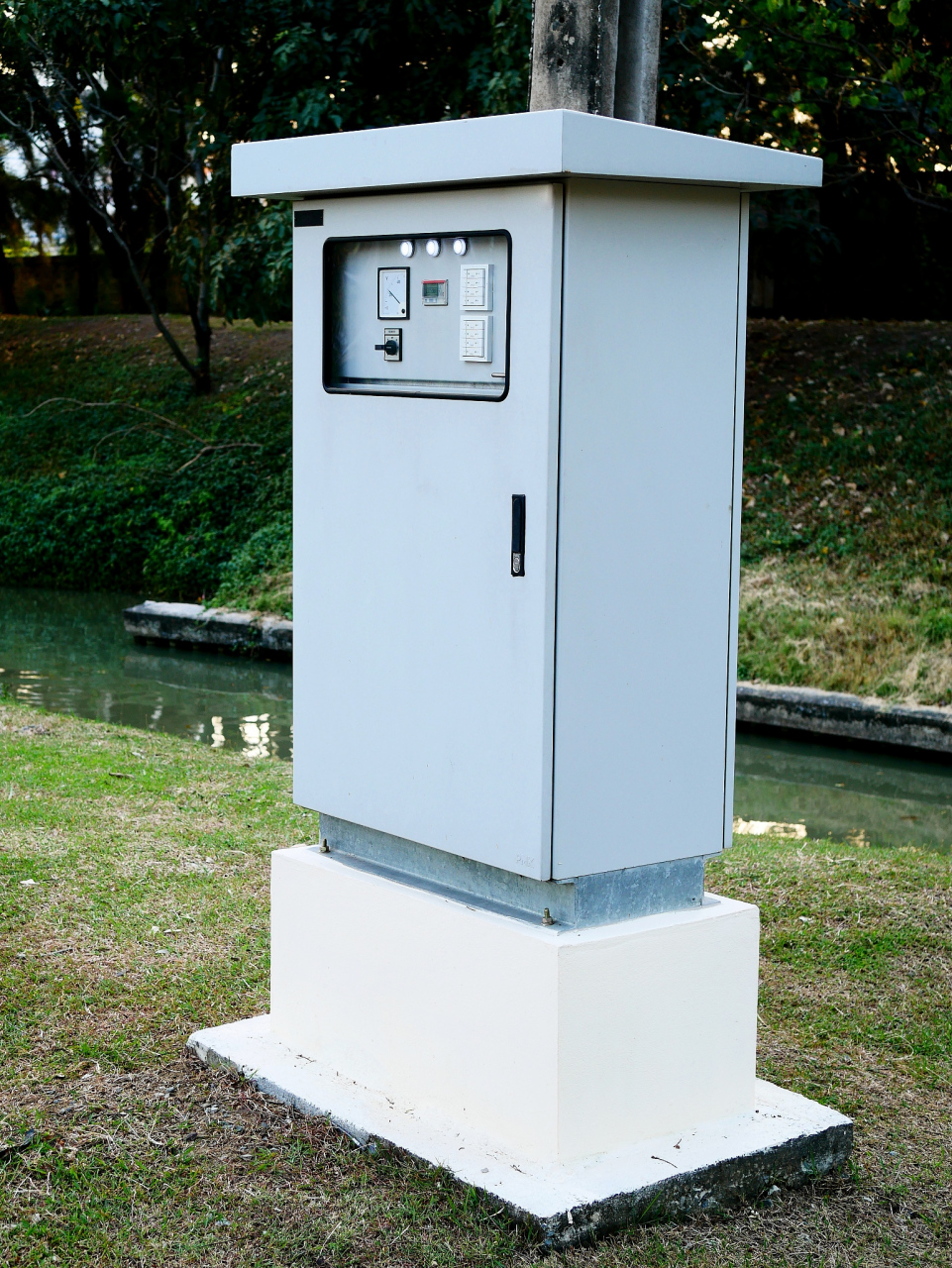 室外配电箱作为电力系统的重要组成部分,其安装要求与规范显得尤为