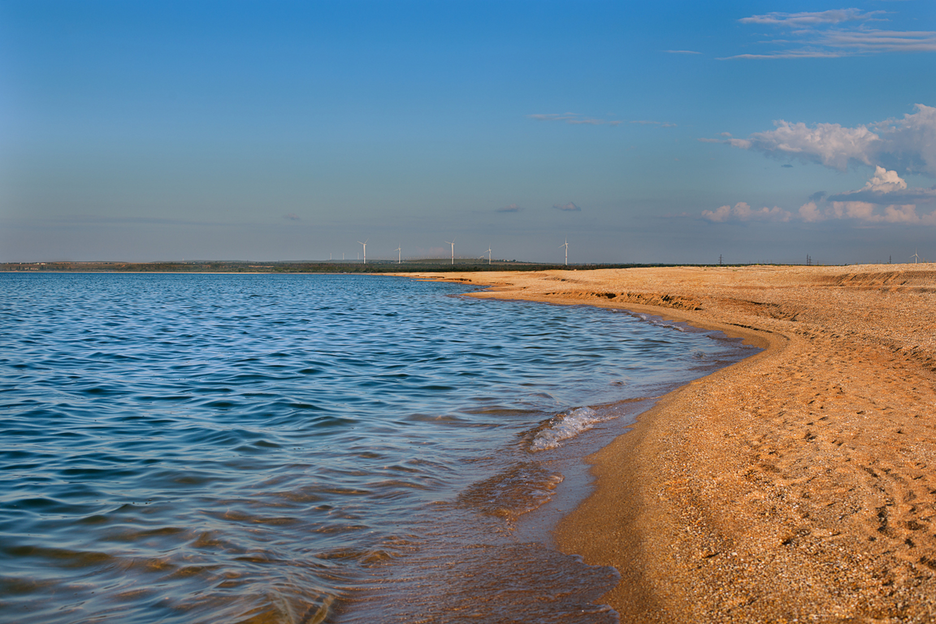 五一走进乌海湖,与红嘴鸥共舞 乌海湖景区以其多样的景观和丰富的生态