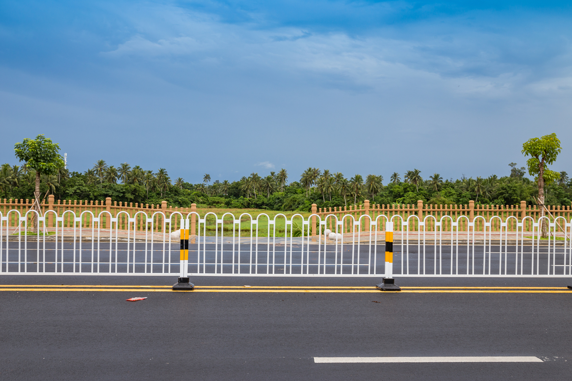 由于部分柳州市政护栏网都是在室外使用的,难免会有风吹雨打的日子,所