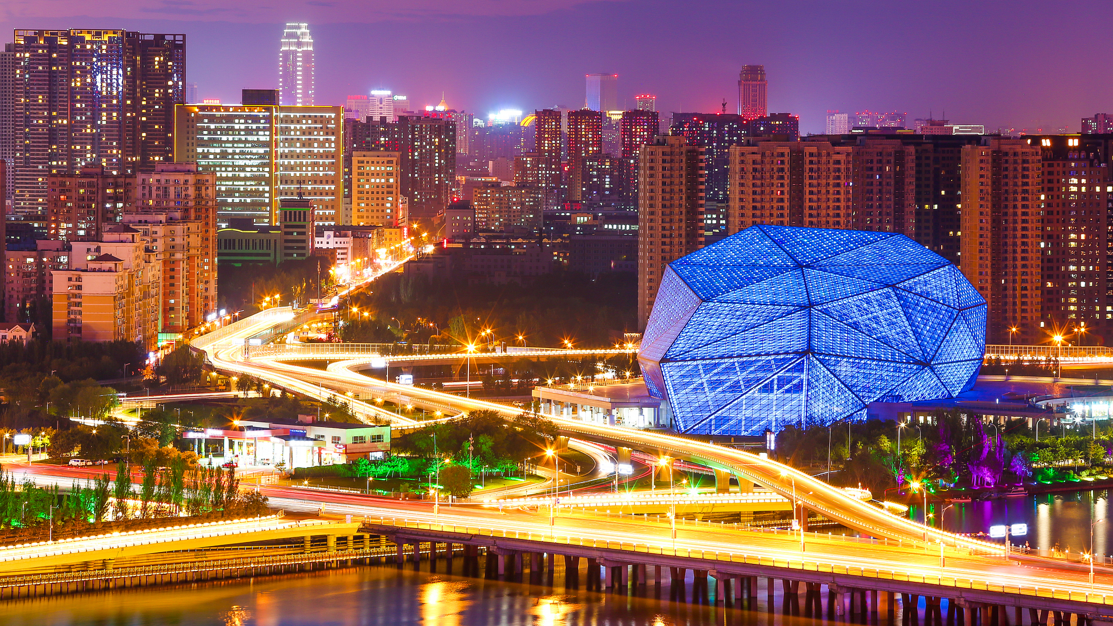 1:沈阳人非常友善,每个人都彬彬有礼,整个城市秩序井然,真的是礼仪