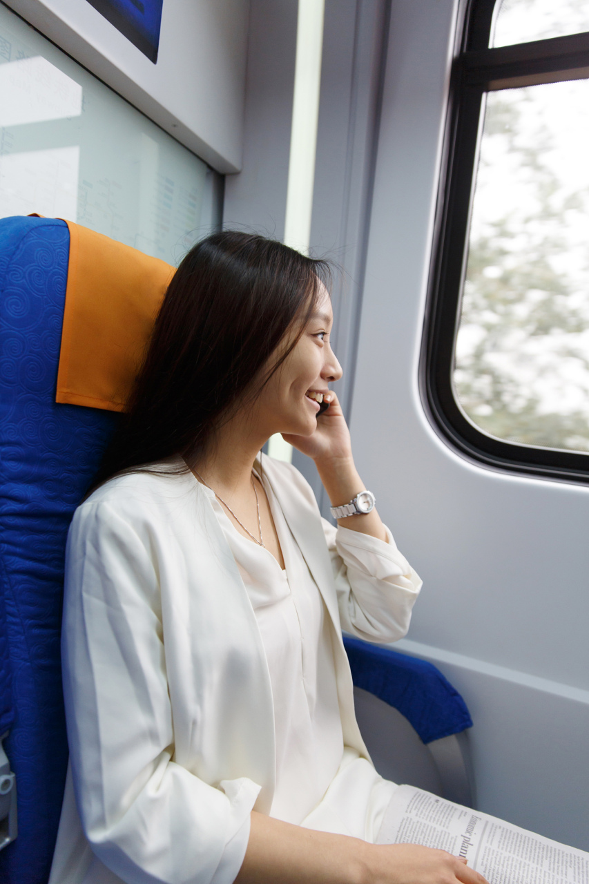 在火车上邂逅一位陌生女子,聊天时她主动请我吃盒饭.