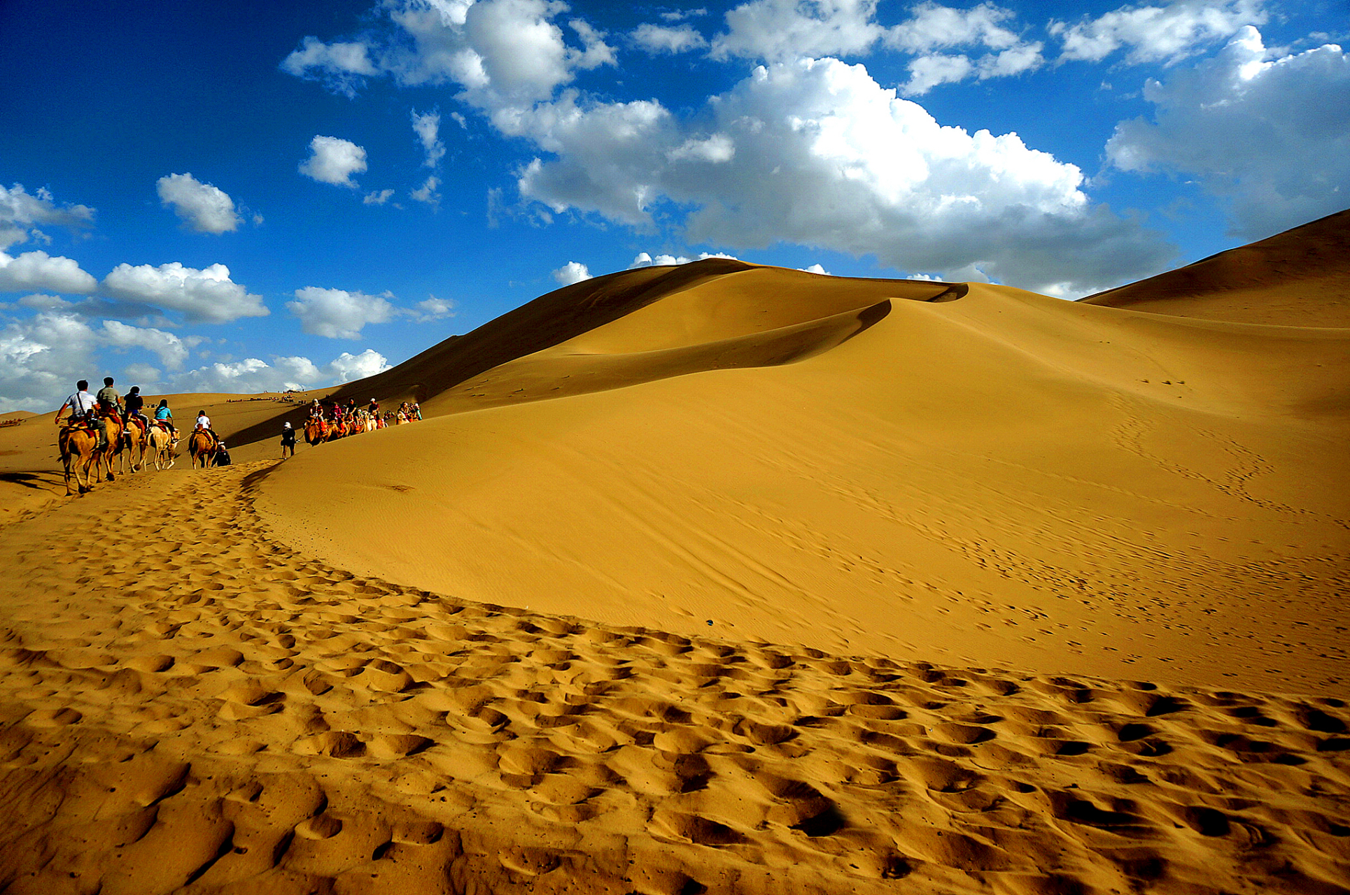鸣沙山,位于西北地区,是中国最著名的沙漠景点之一