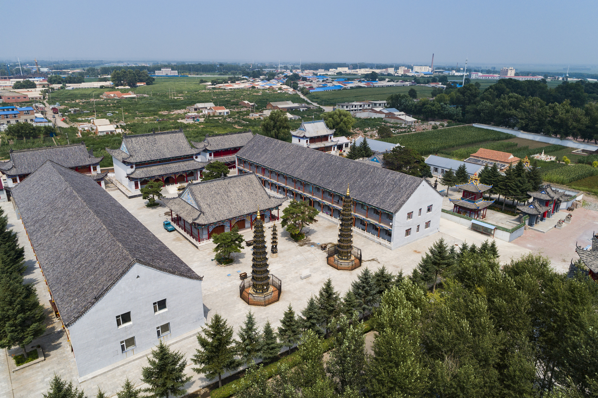 景区以黄河为中心,左翼旅游带以江南园林,神泉,宗教文化,民族风情为主