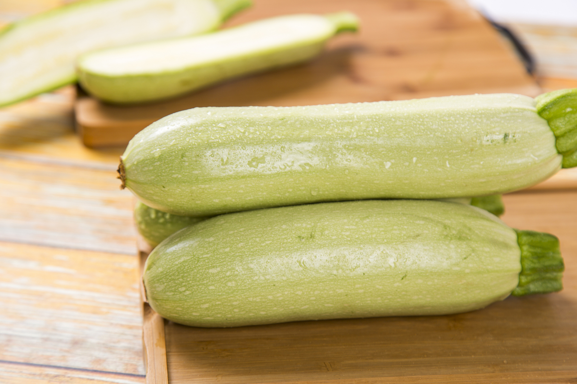 西葫芦好吃又营养,但是有人指出,常吃西葫芦可能会对肝脏造成损伤