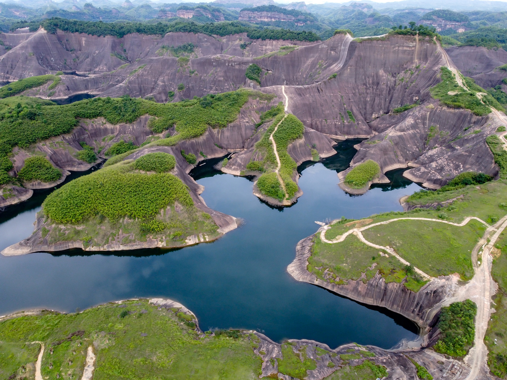 高椅岭风景区位于湖南郴州市永兴县,以壮丽的丹霞地貌和自然美景吸引