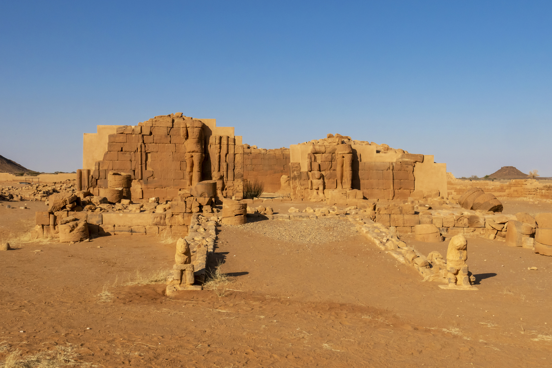 楼兰古城,曾经是人类文明的重镇,如今却消失得无影无踪,这到底是怎么