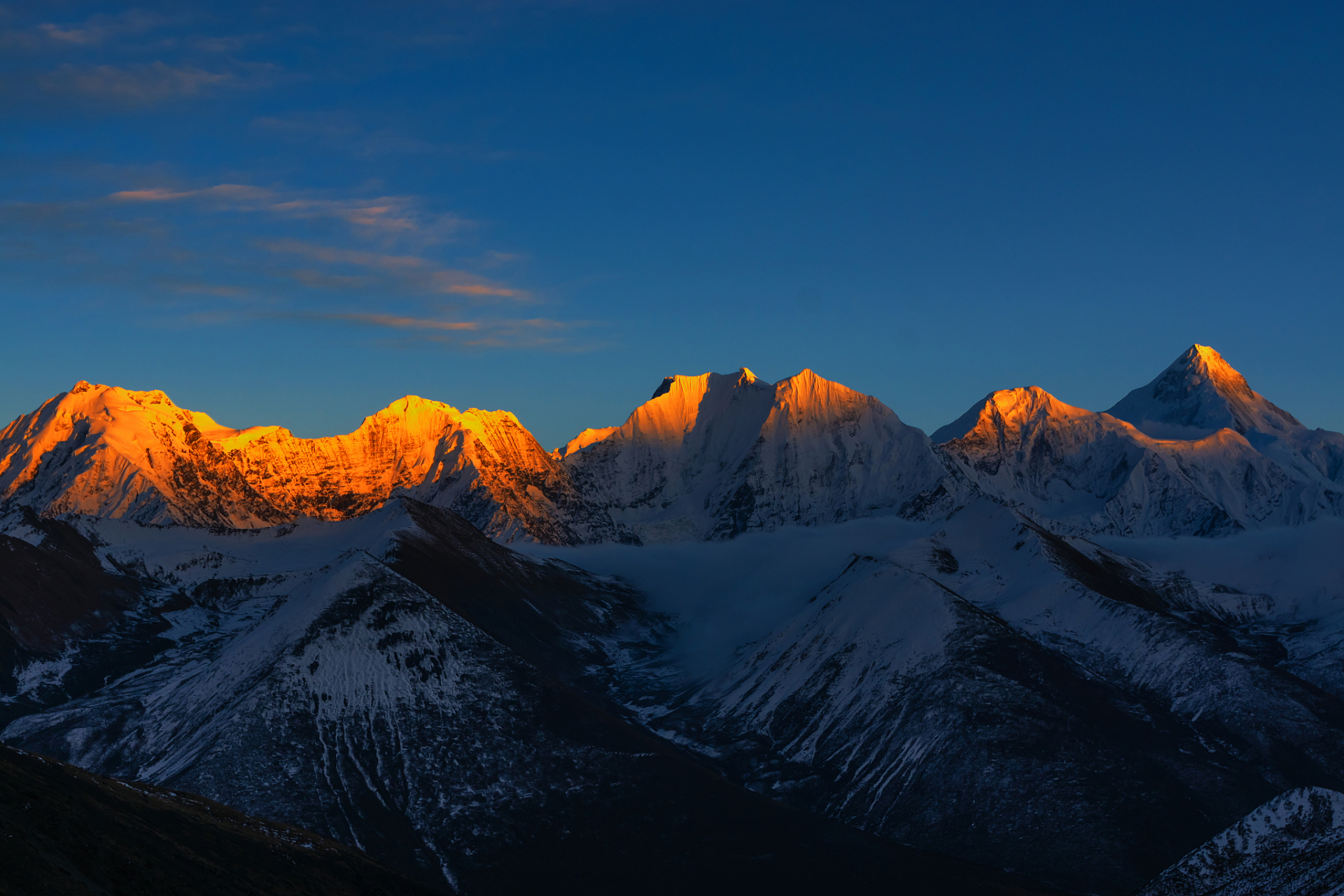 78 贡嘎雪山,位于四川西藏边境,是中国西南地区最壮美的山峰之一