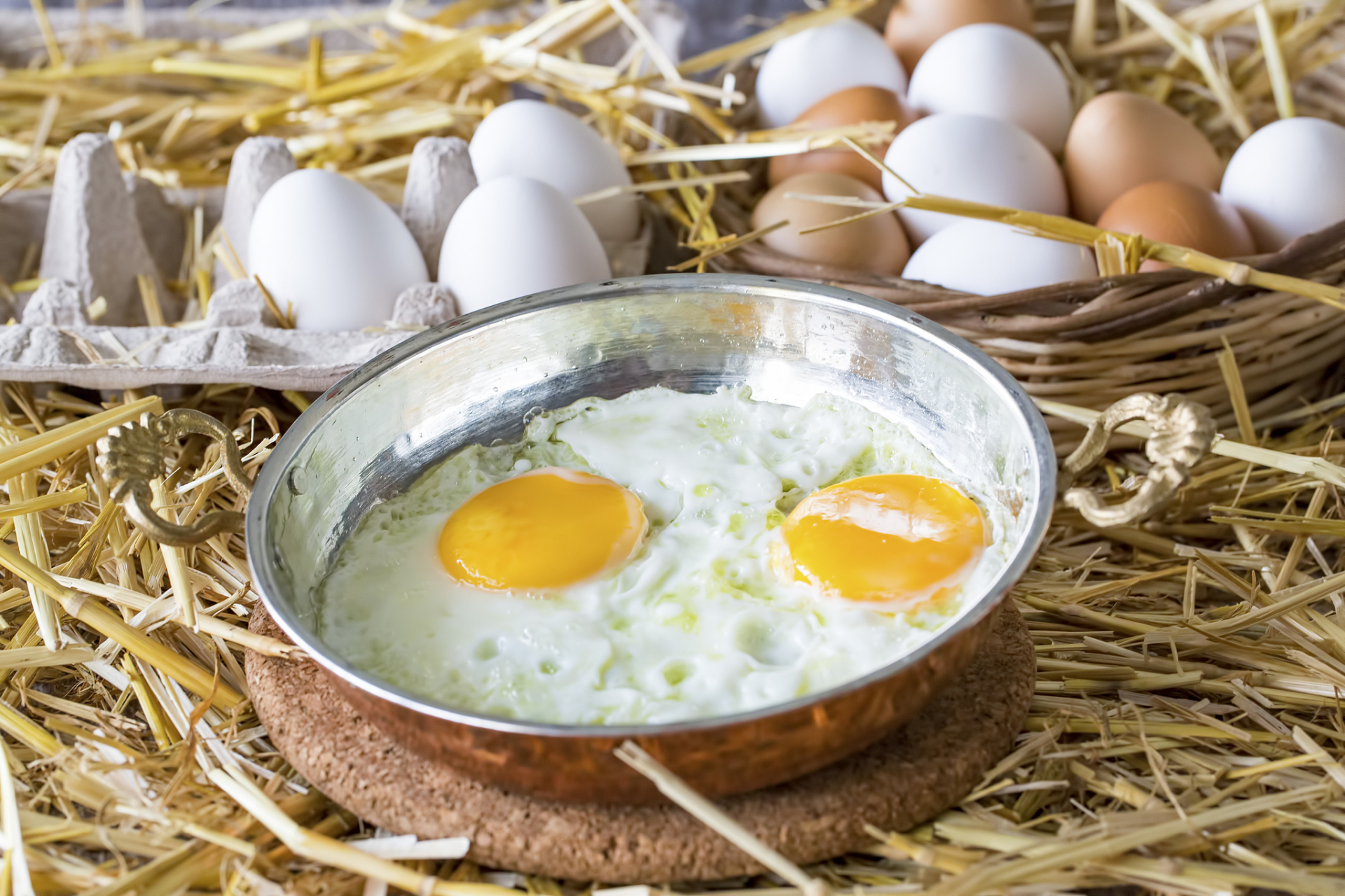 "生吃鸡蛋"有害健康吗?  有些人认为生吃鸡蛋可以获得最佳营养.