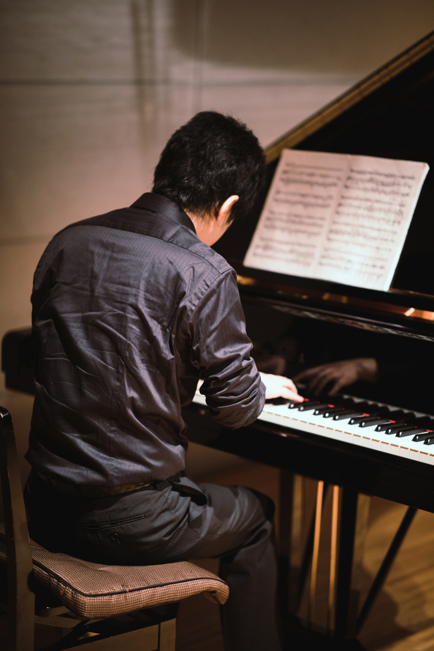 弹钢琴的工人大叔易群林,因在深圳街头即兴弹奏而走红.