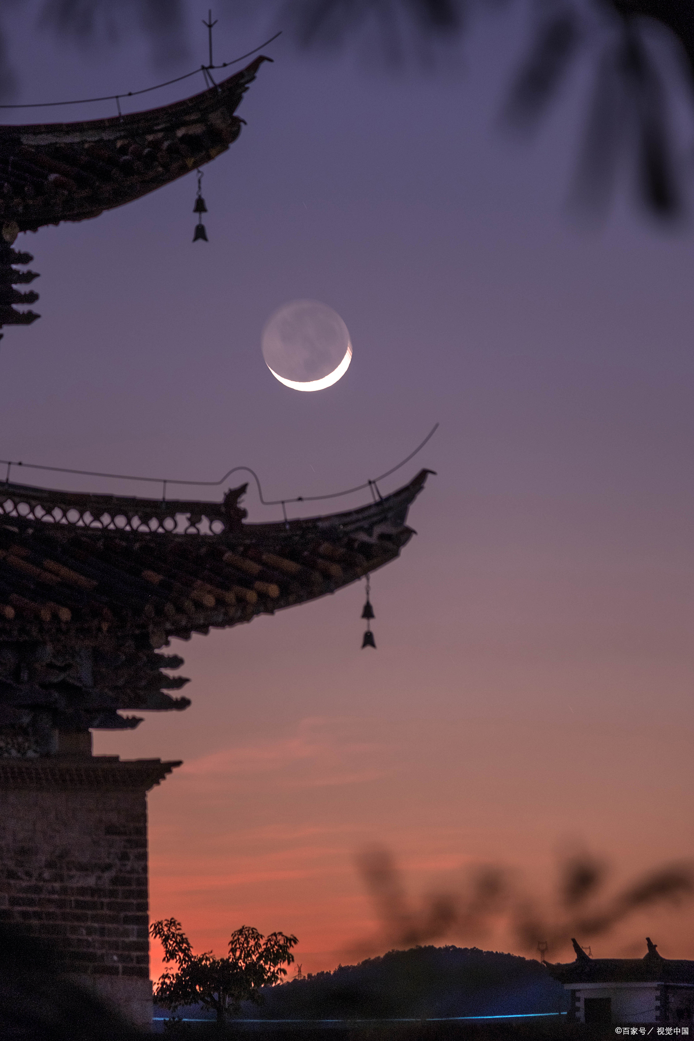 风景图片晚风吹过哨塔高清残月与古建筑图片"月照荒祠秋日晚昏小筑