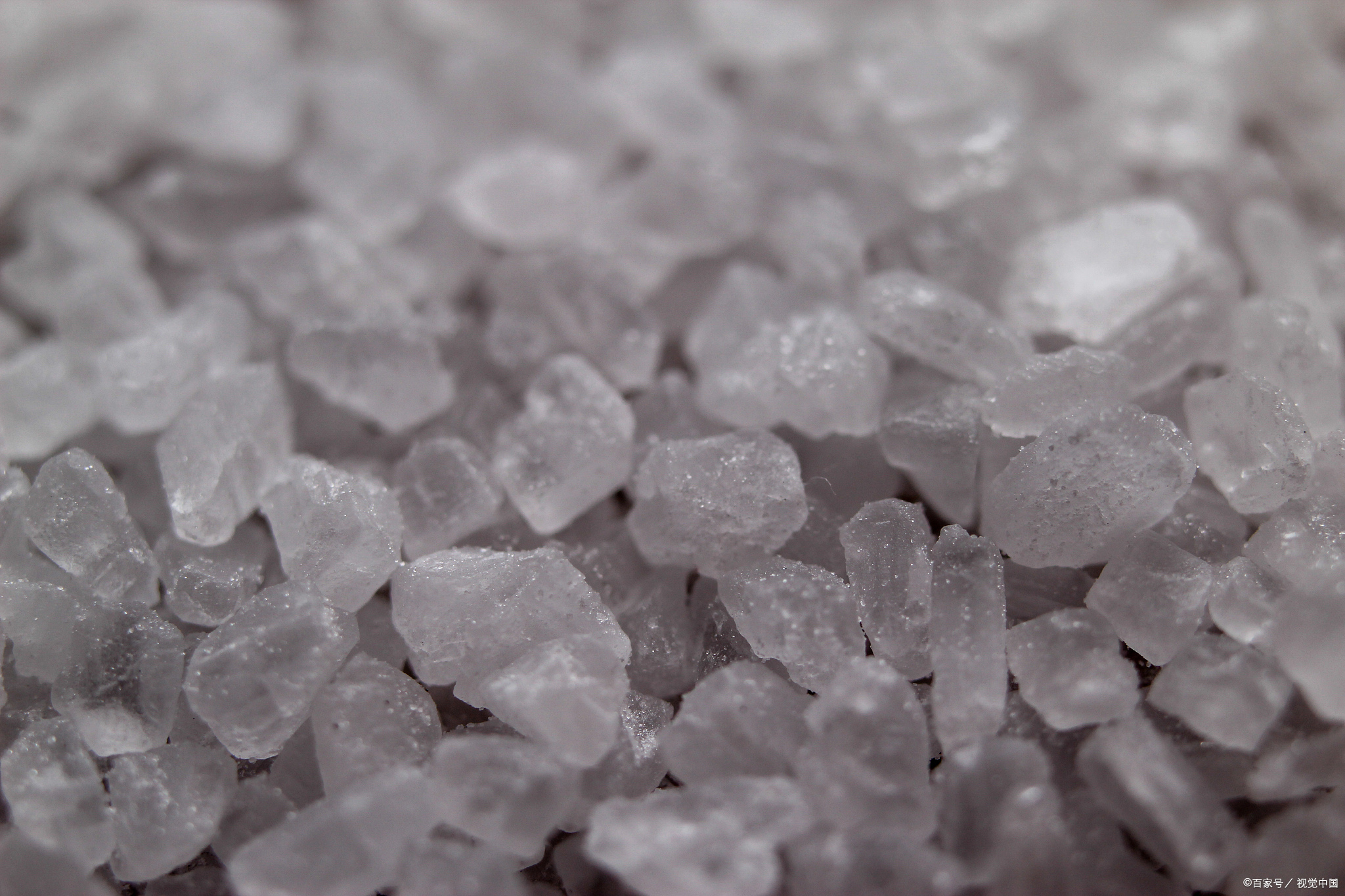 糖精是由邻苯甲酰磺酰亚胺制成,是一种人工的合成甜味剂,物理性质是