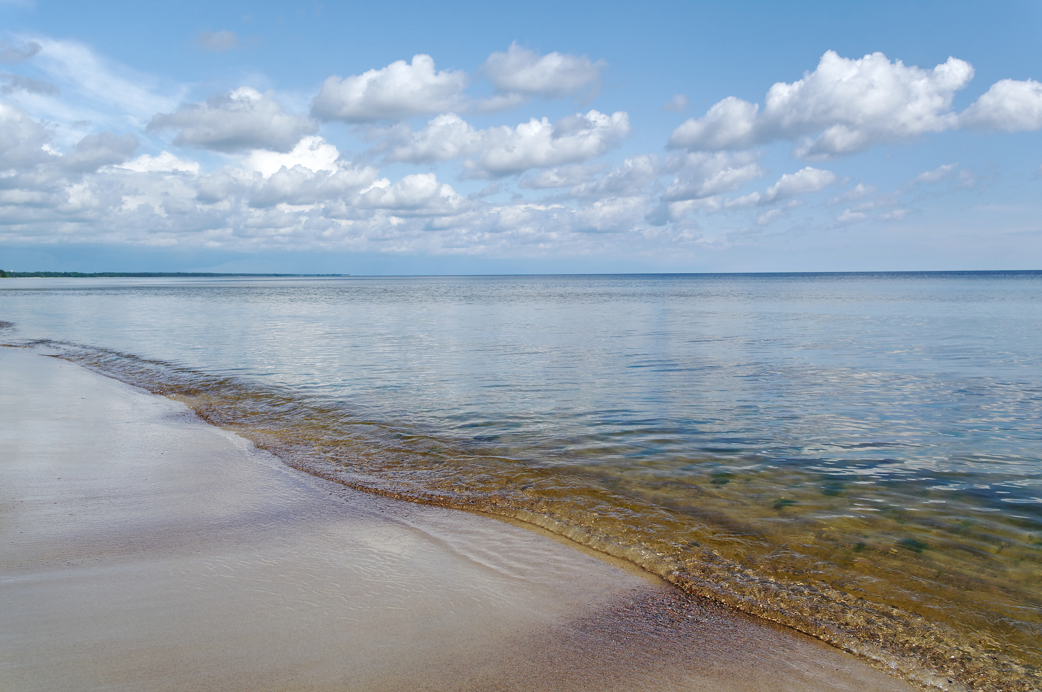 神秘的阿克库勒湖:湖底石头和鱼儿的秘密,让人心驰神往