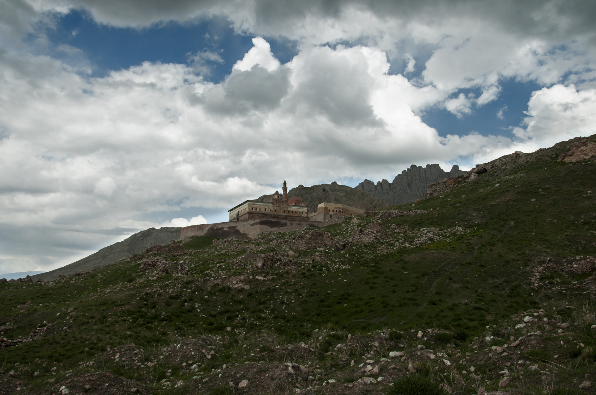 白狼山,又名白鹿山,是阴山余脉的一座主峰.