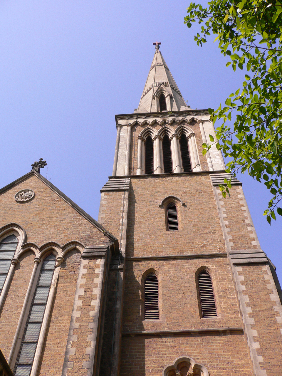 杭州市天主教堂是一座历史悠久的宗教建筑,最早建于明代,后来多次重建