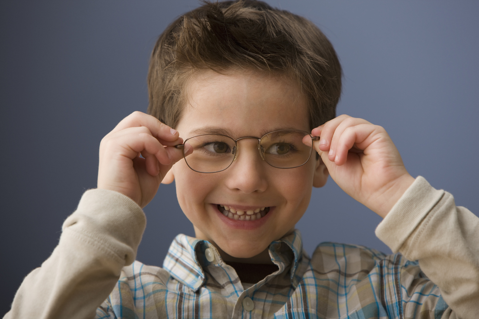 眼外肌会保持平衡,这个时候无论我们用双眼看还是用单眼换着看,眼睛都