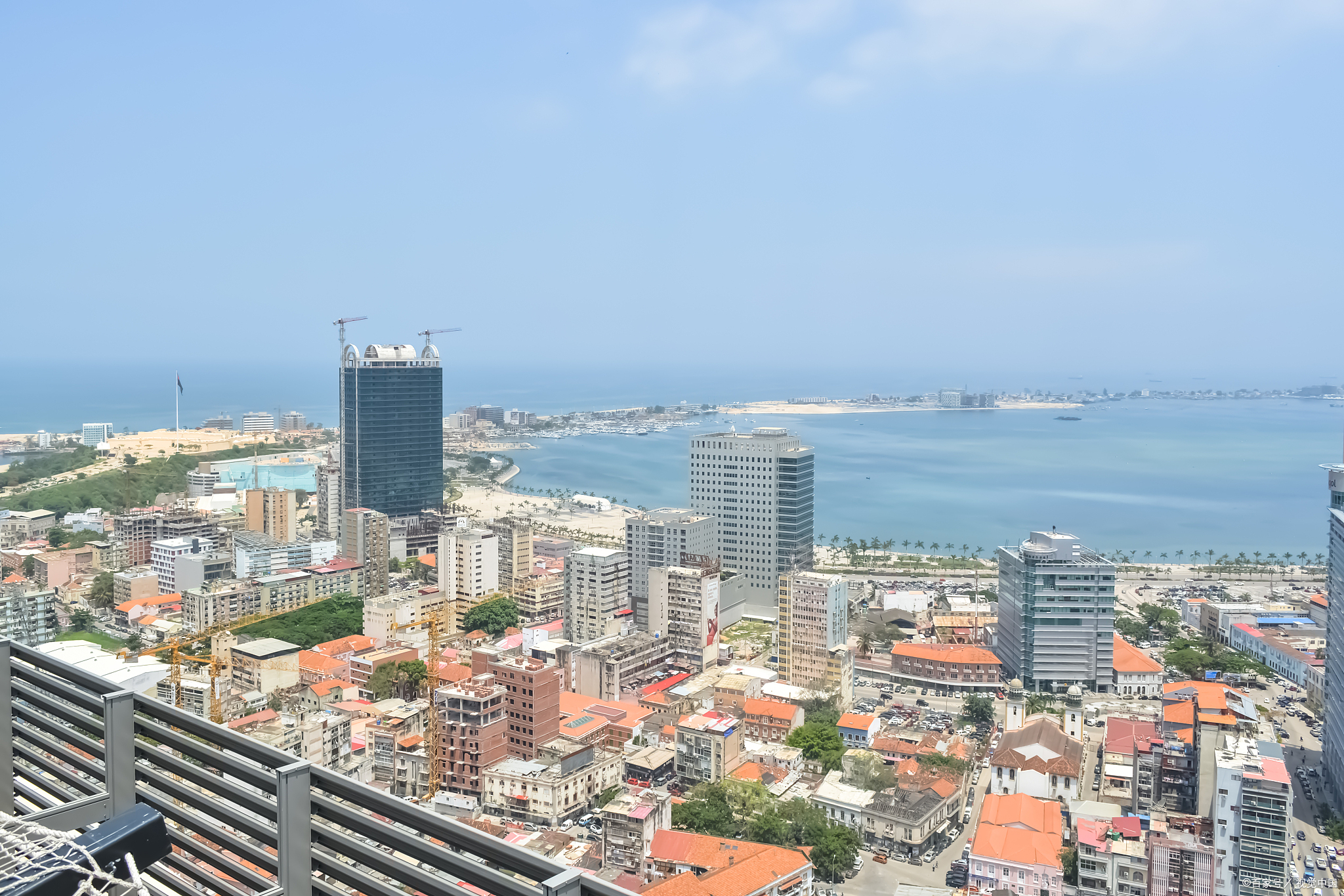 沿海最富的十大城市: 1,上海 2,广州 3,深圳 4,厦门 5,东莞 6,泉州 7