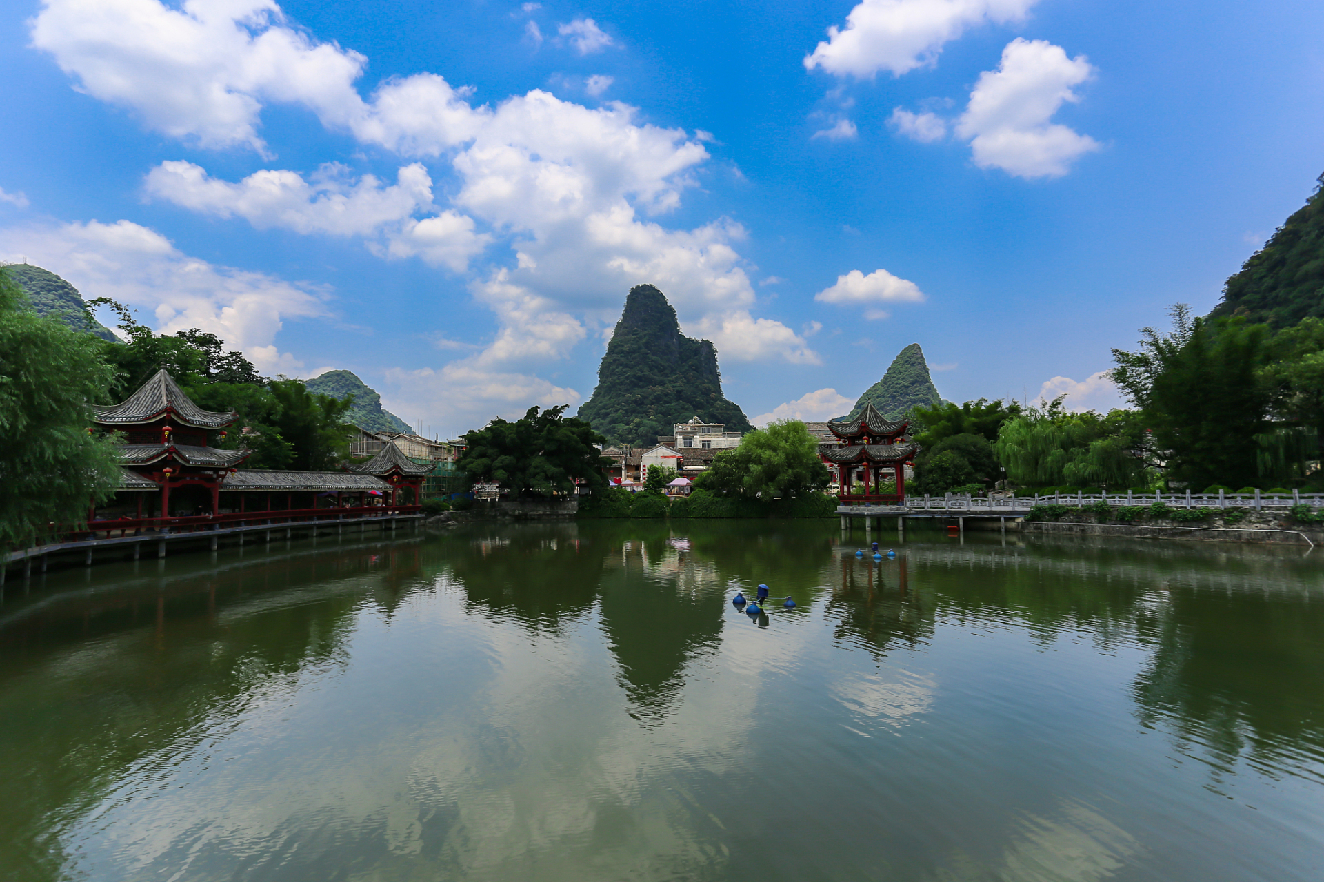 早晨:青秀山风景区 - 时间:9:00am - 地点:青秀山风景区,被誉为南宁