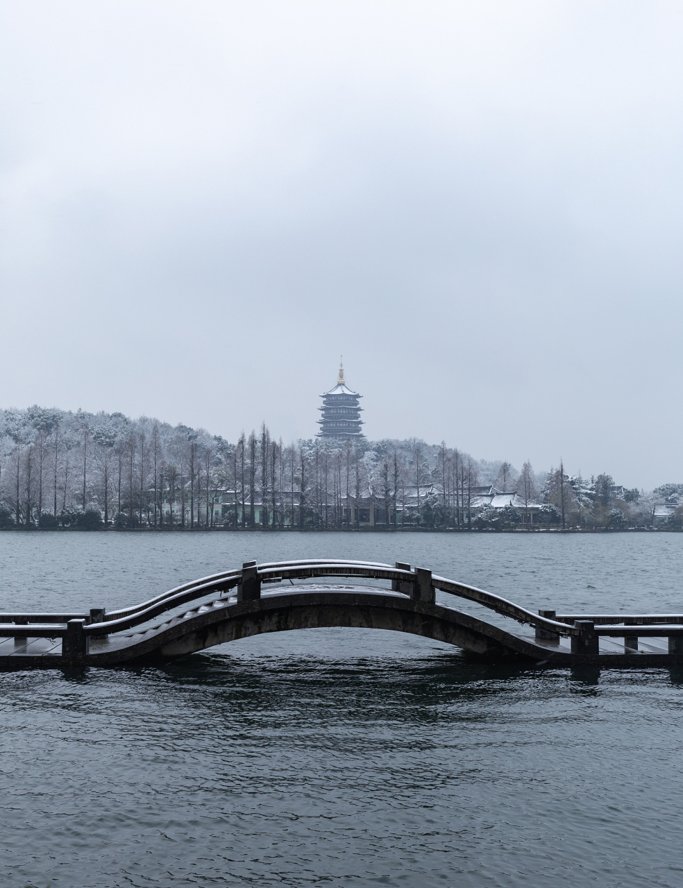 杭州断桥残雪,位于西湖区,是杭州的著名景点之一.
