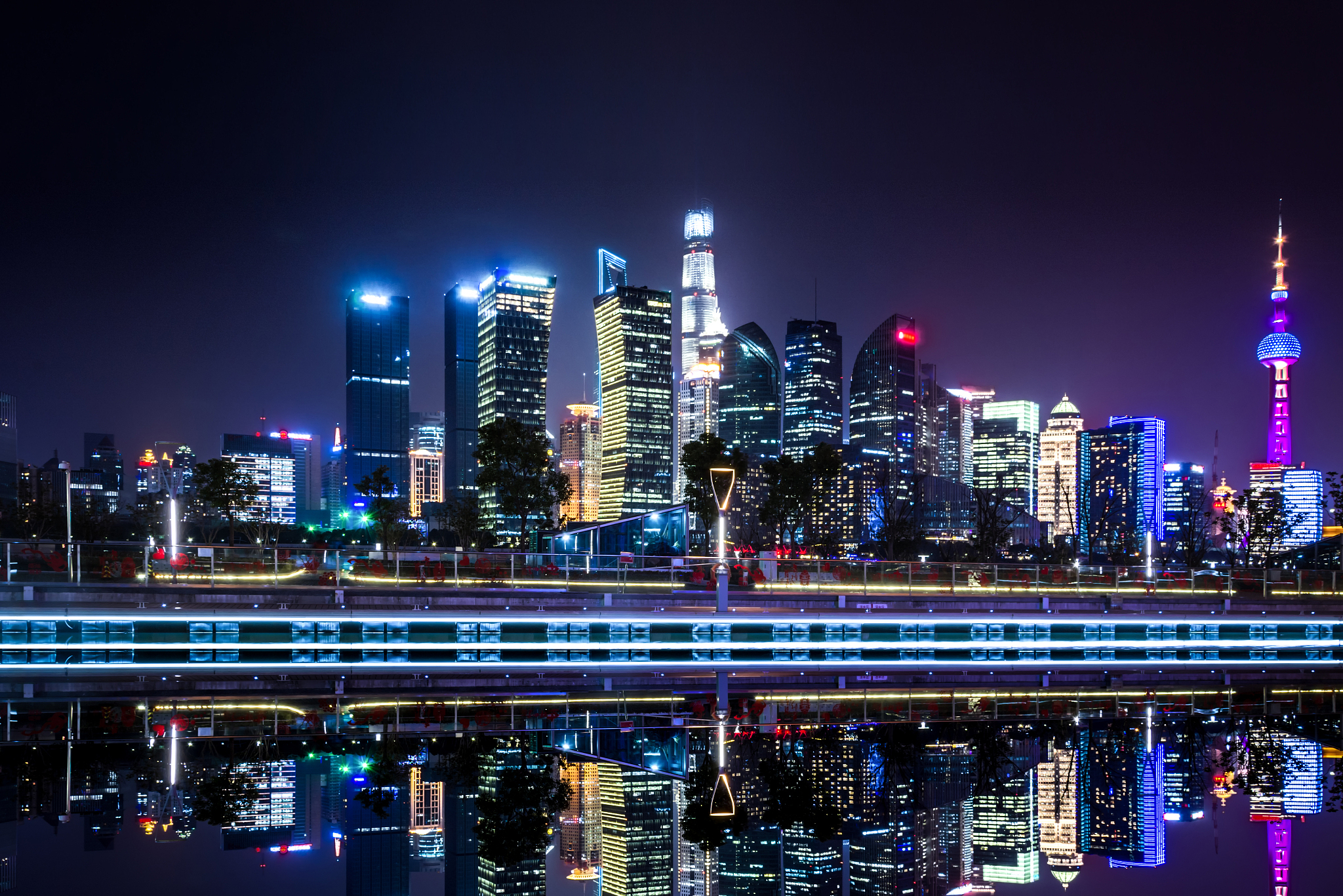 杭州的夜景璀璨迷人,尤其是钱塘江两岸和西湖的灯光秀,吸引了众多游客