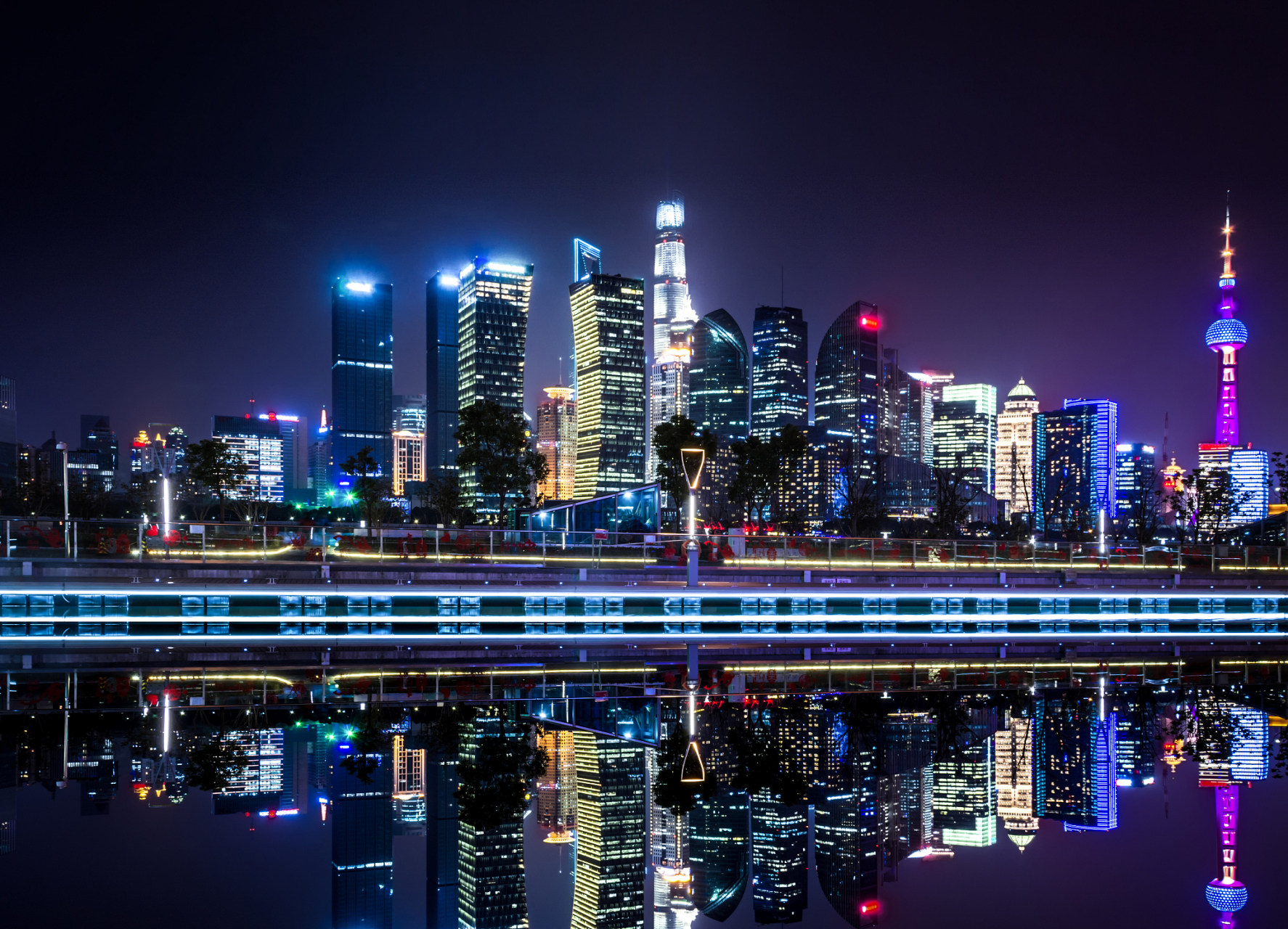 杭州的夜景璀璨迷人,尤其是钱塘江两岸和西湖的灯光秀,吸引了众多游客