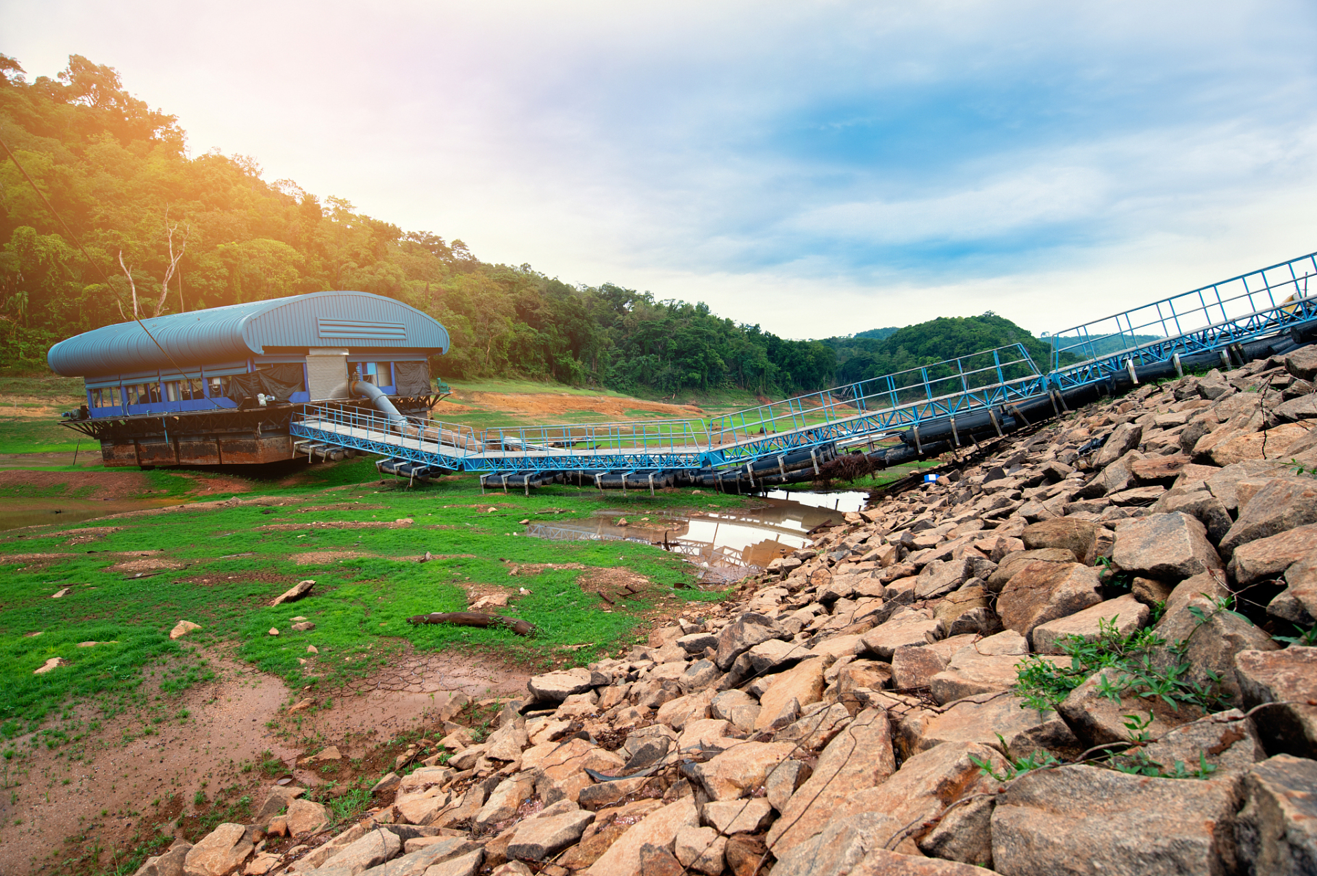 望天湖是一个拥有10平方公里水面和800公顷土地的旅游胜地,这里山清