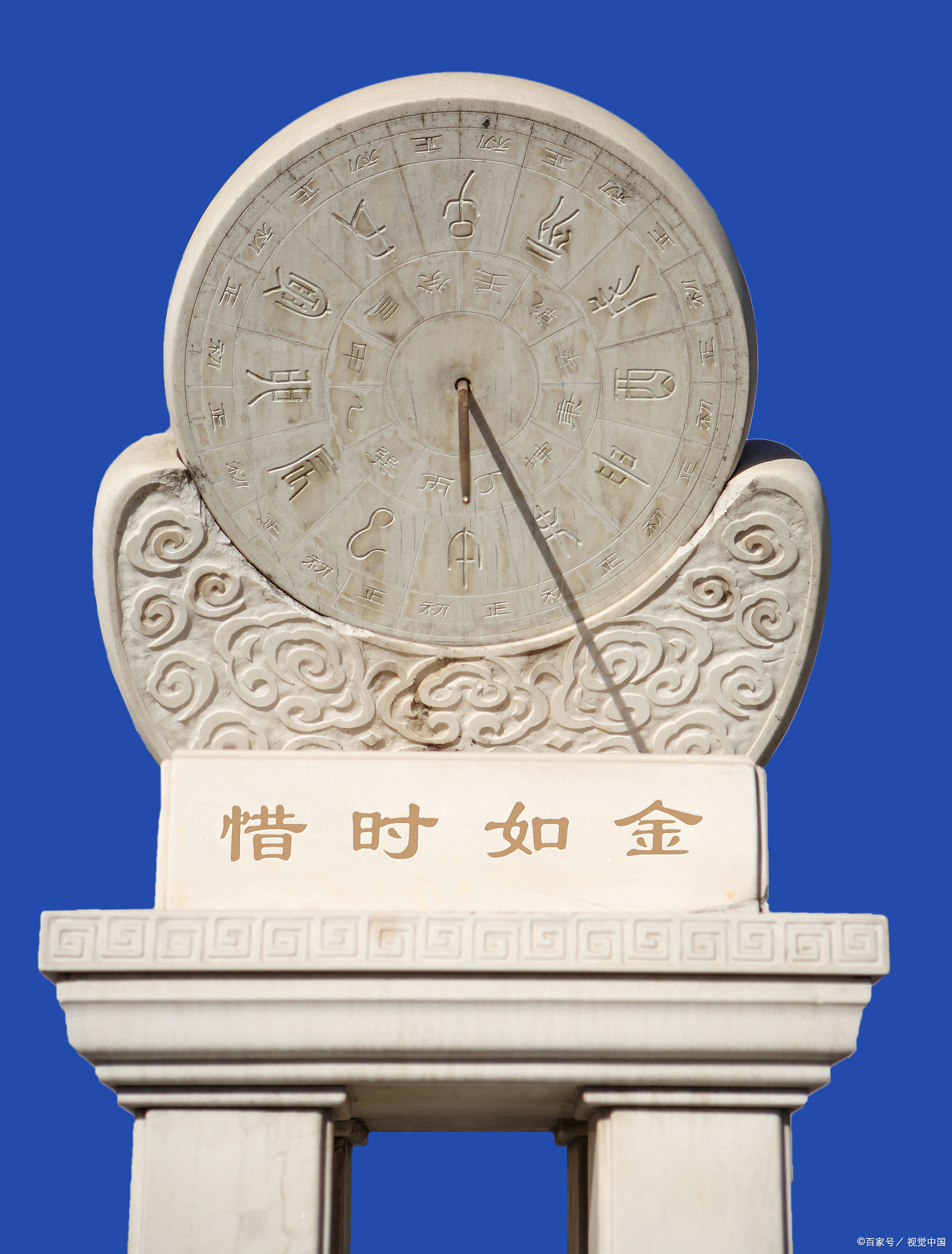 在古代,一昼夜被均分为十二时辰,每个时辰相当于现代的两个小时