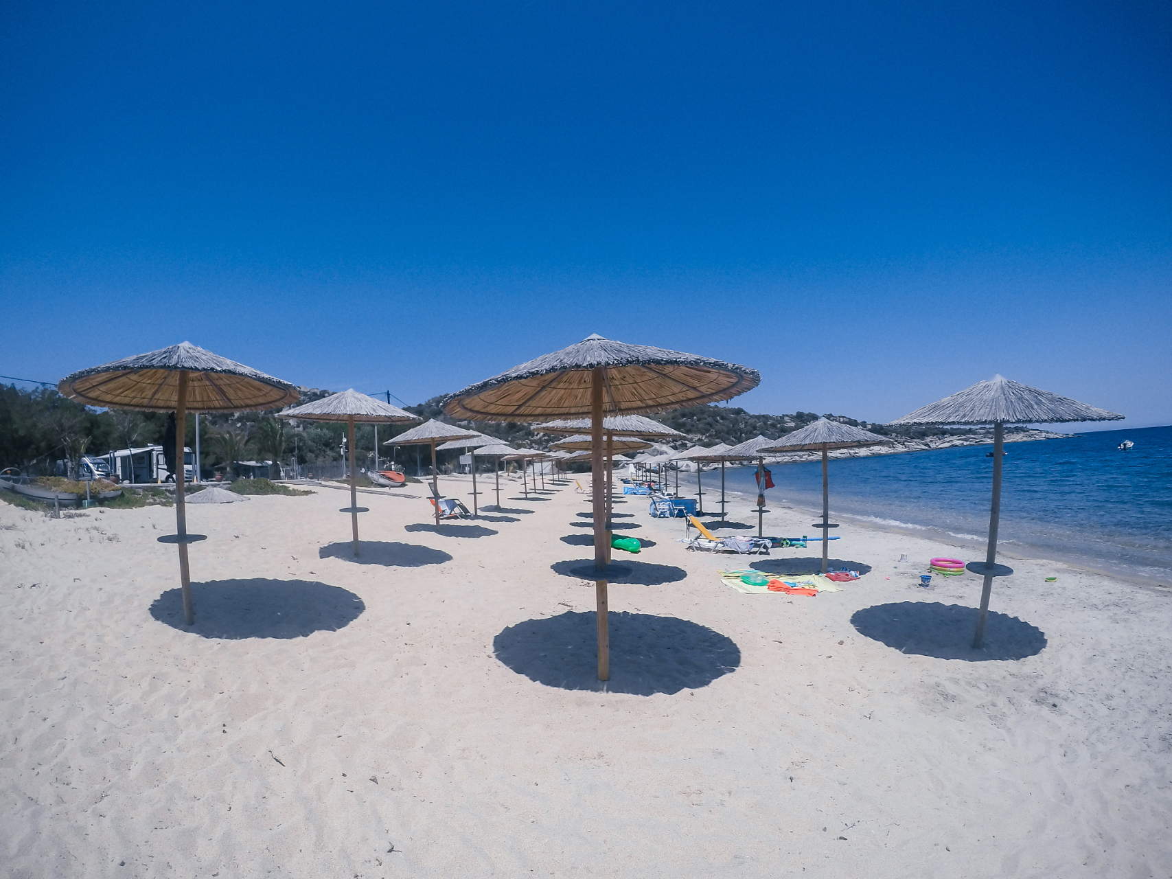 沙漠与泳池的奇妙交融,在响沙湾成就一片宛如仙境的绿洲.