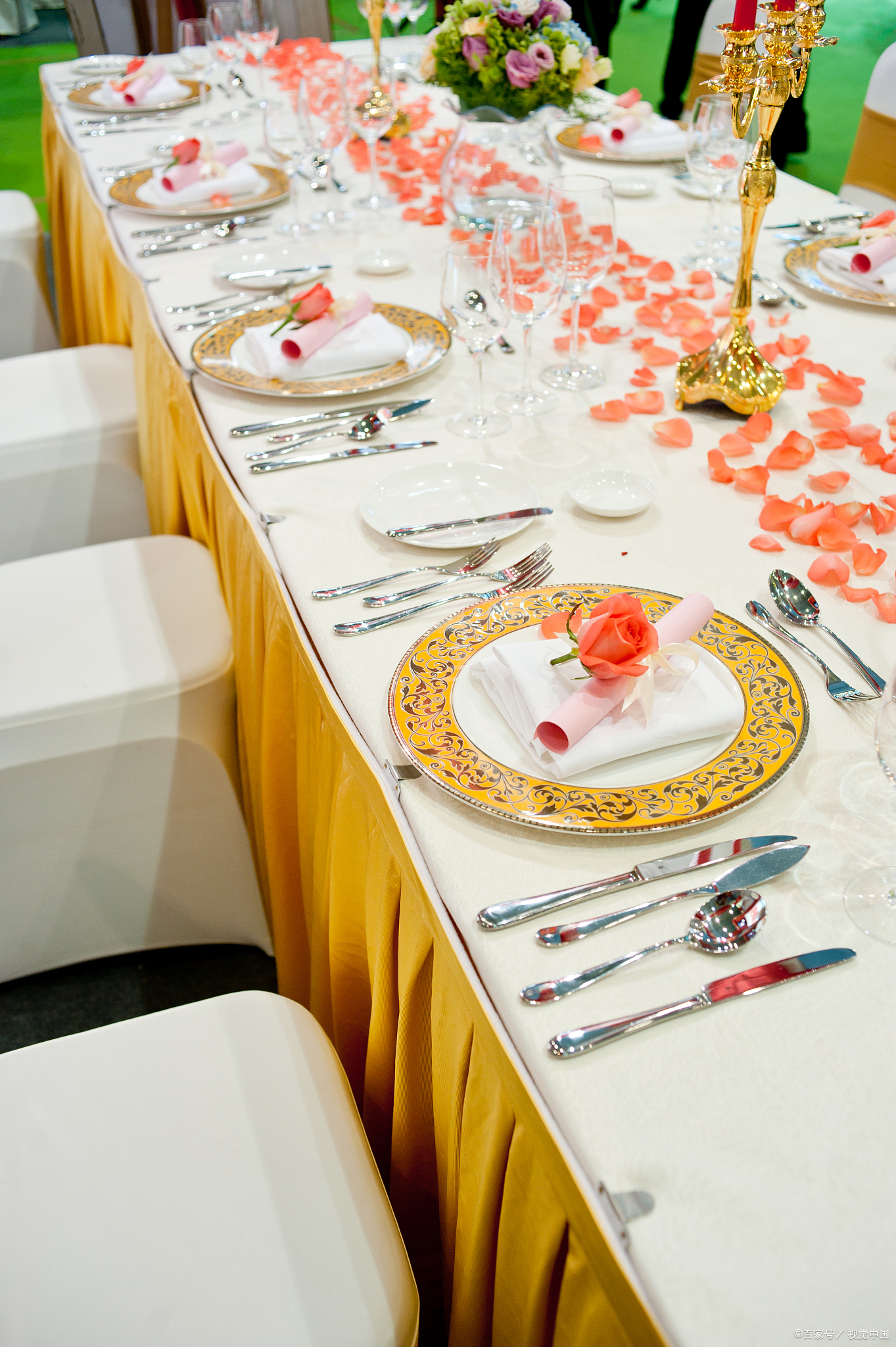 西餐桌布铺设技巧