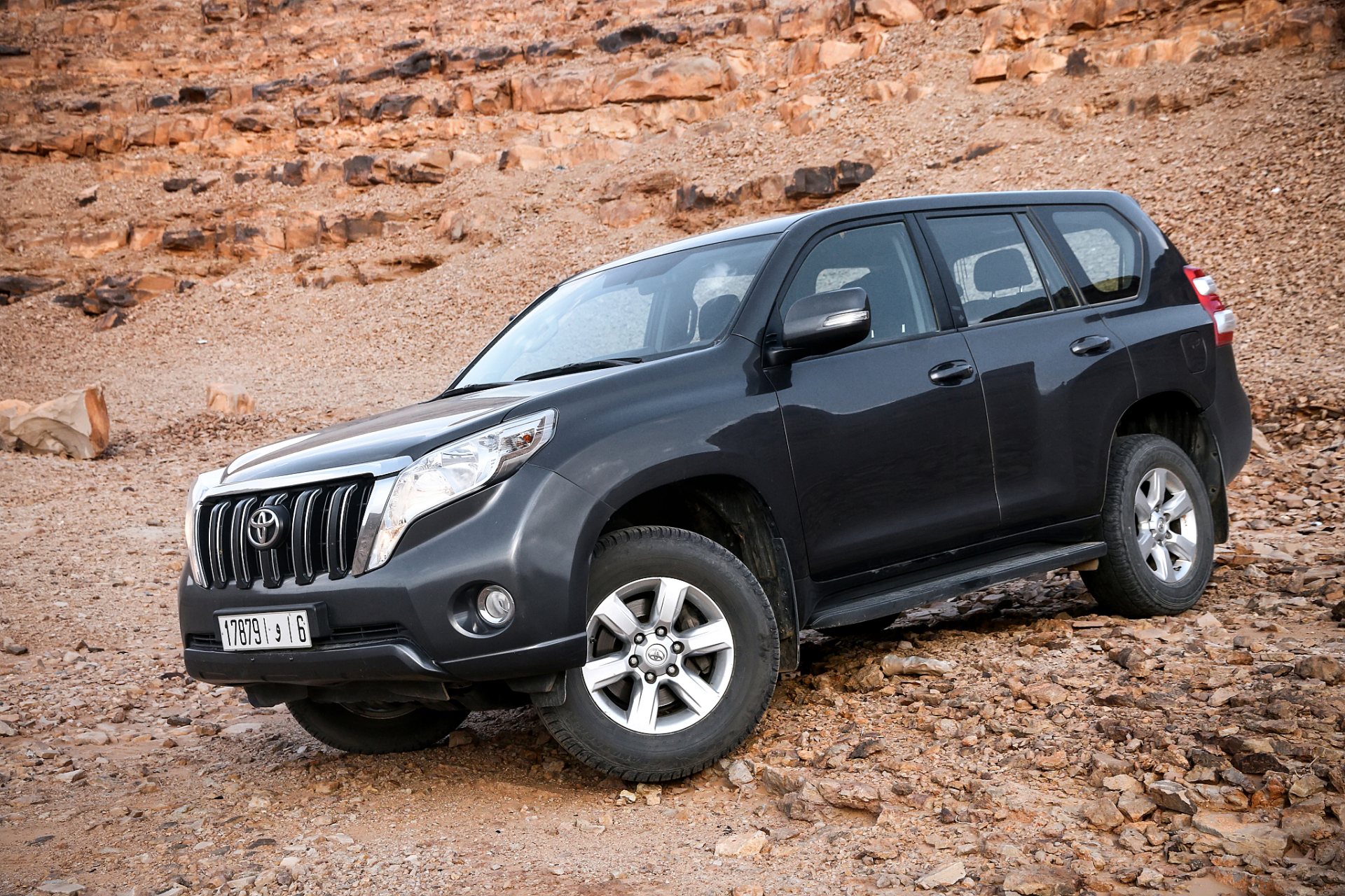 2024款丰田普拉多# 丰田普拉多,作为一款经典的中大型suv车型,抑北