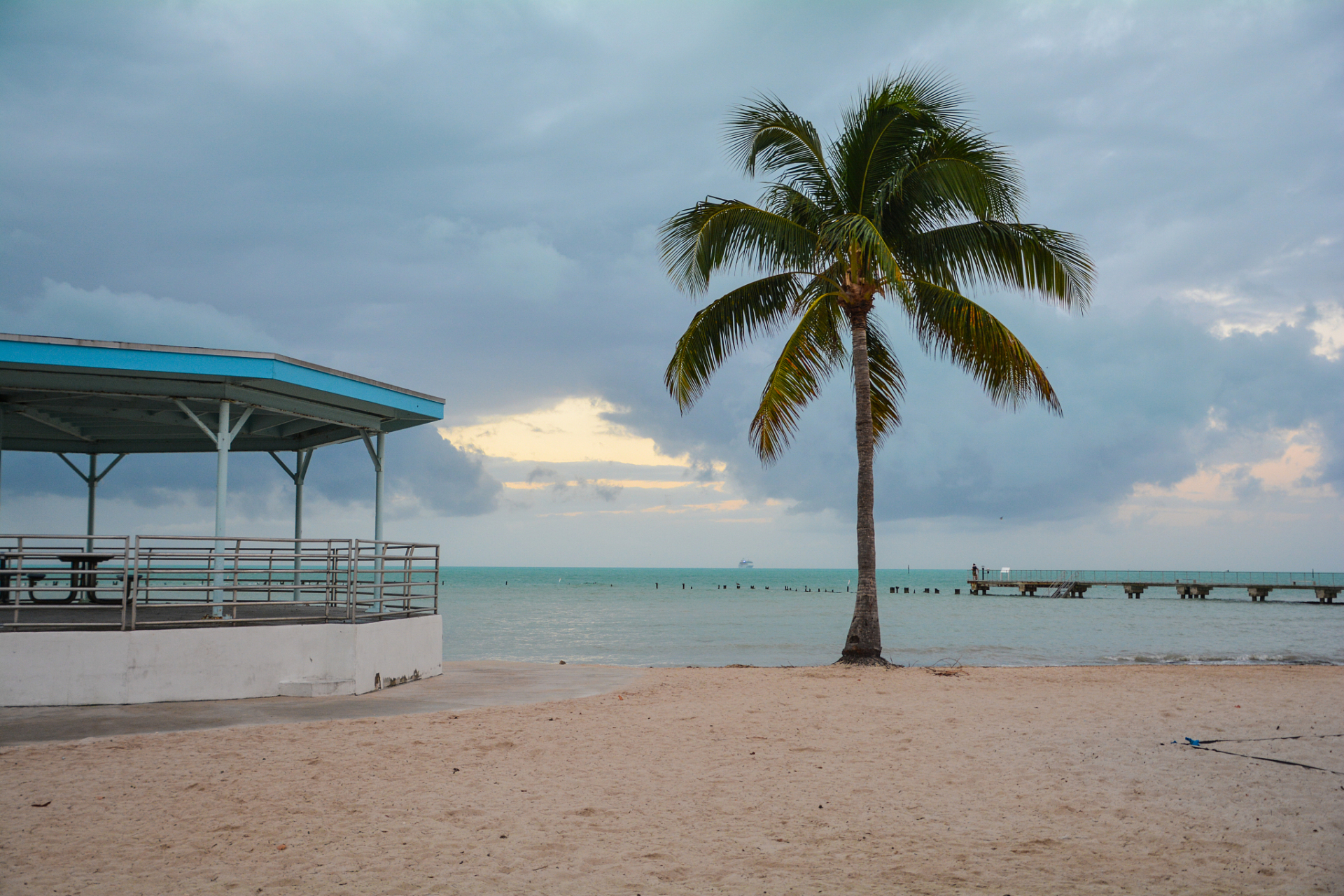 嬉行记# 三亚椰子洲岛,位于中国海南岛南部的三亚市附近,是一片翠绿